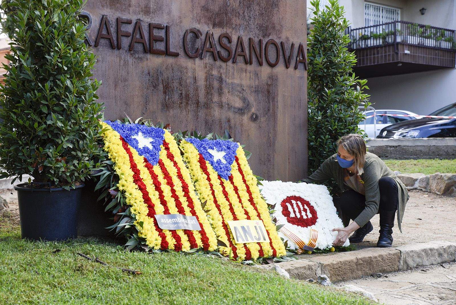 Ofrena floral d'Ómnium Cultural al monument de Rafael Casanova. Foto: Bernat Millet.