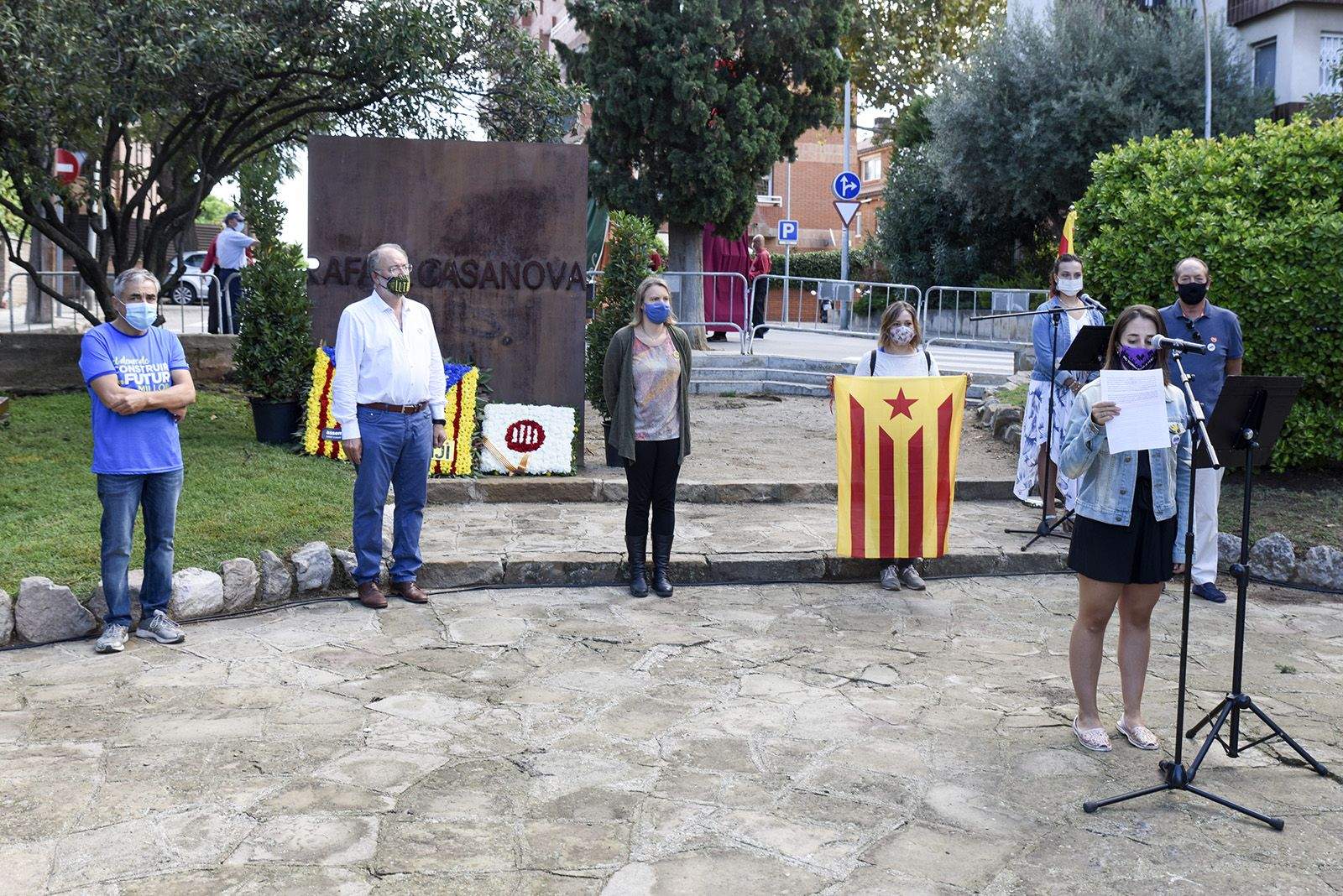 Ofrena floral d'Ómnium Cultural al monument de Rafael Casanova. Foto: Bernat Millet.