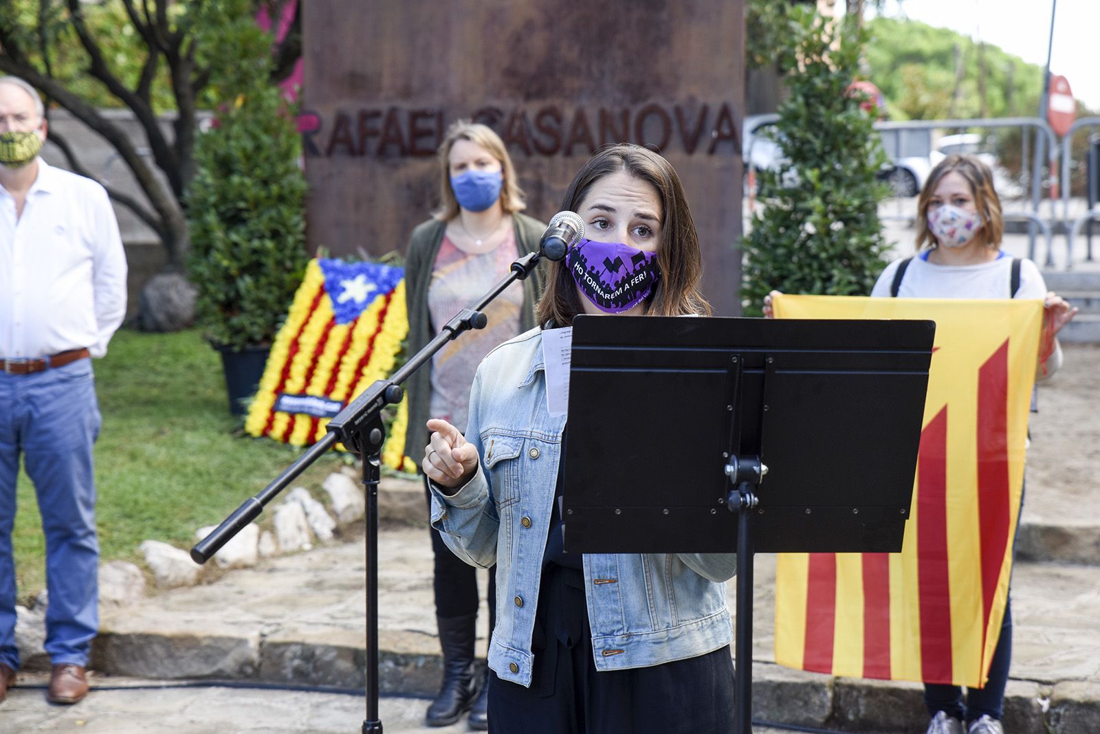 Ofrena floral d'Ómnium Cultural al monument de Rafael Casanova. Foto: Bernat Millet.