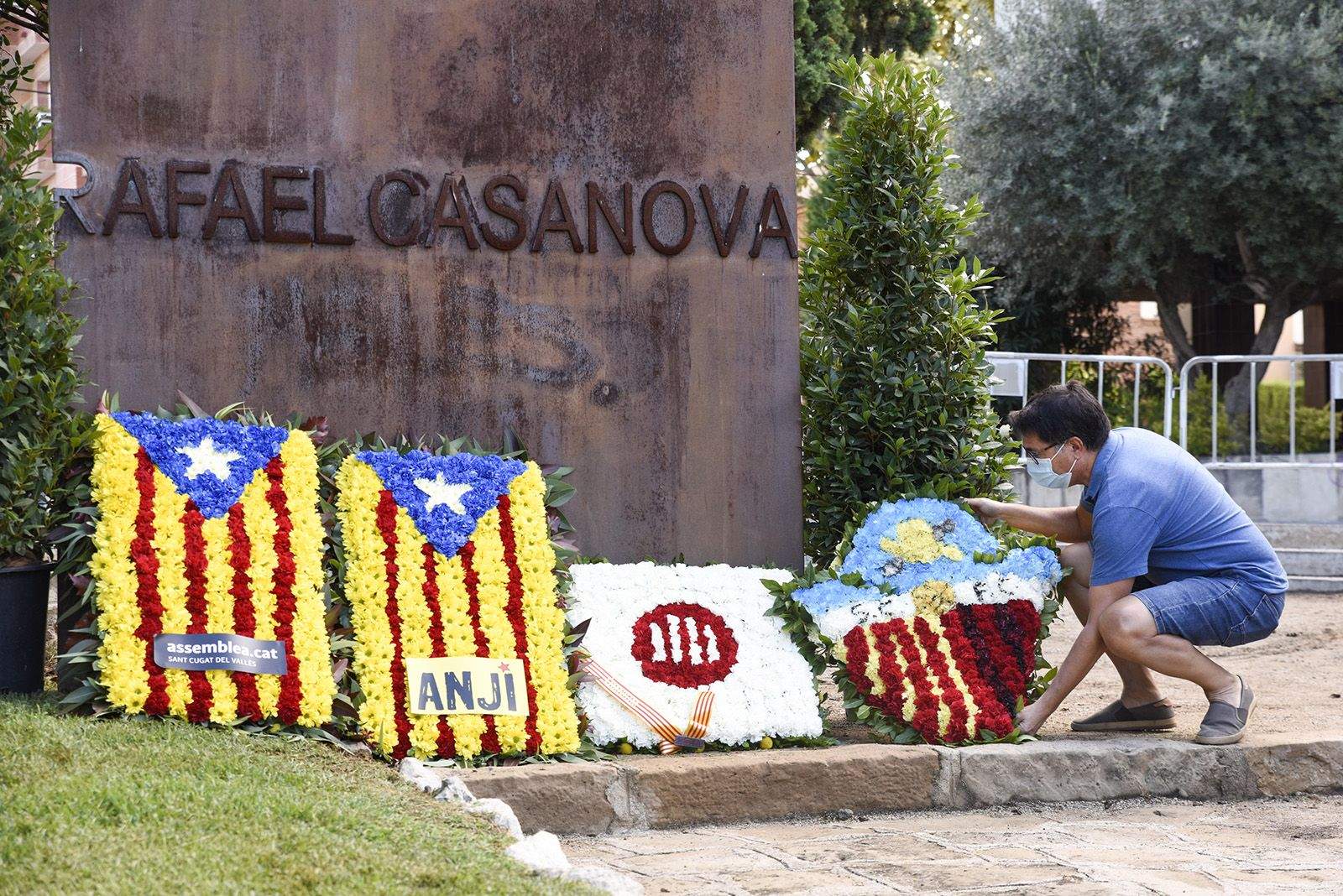 Ofrena floral del Sant Cugat Futbol Club al monument de Rafael Casanova. Foto: Bernat Millet.