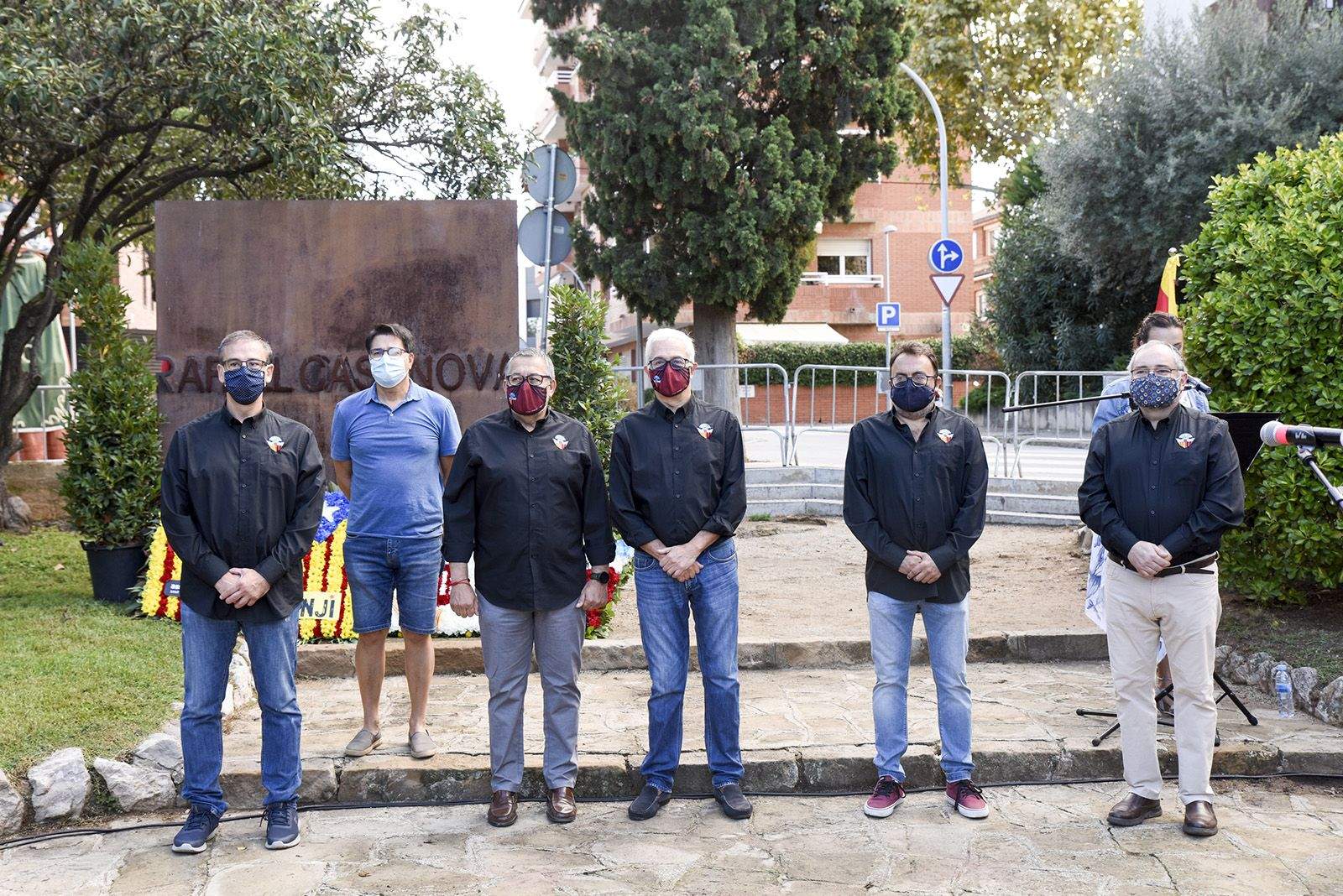 Ofrena floral del Sant Cugat Futbol Club al monument de Rafael Casanova. Foto: Bernat Millet.