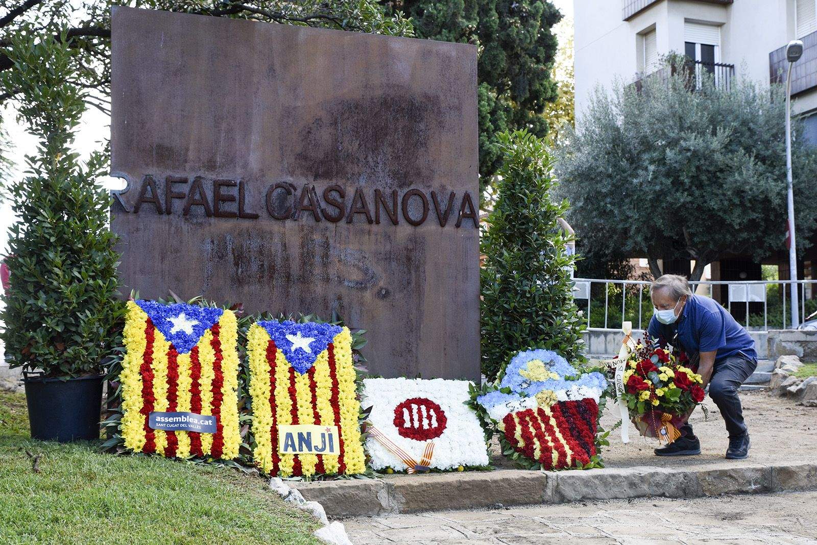 Ofrena floral del Club Muntanyenc Sant Cugat al monument de Rafael Casanova. Foto: Bernat Millet.