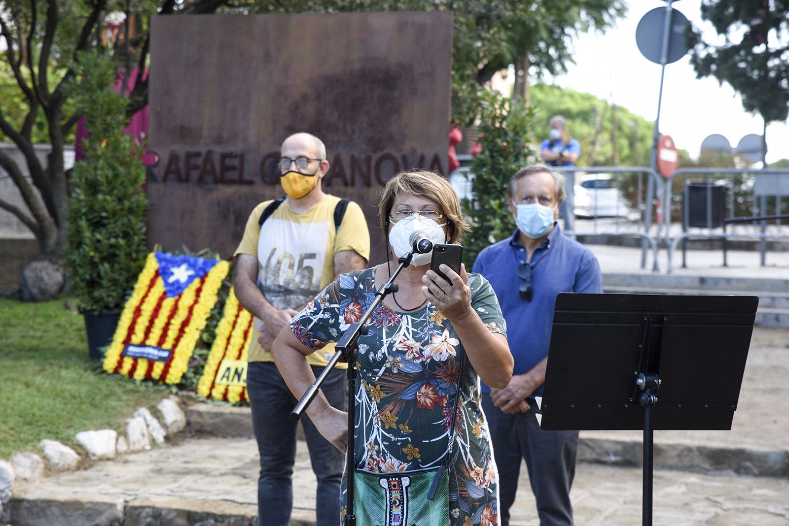 Ofrena floral del Club Muntanyenc Sant Cugat al monument de Rafael Casanova. Foto: Bernat Millet.