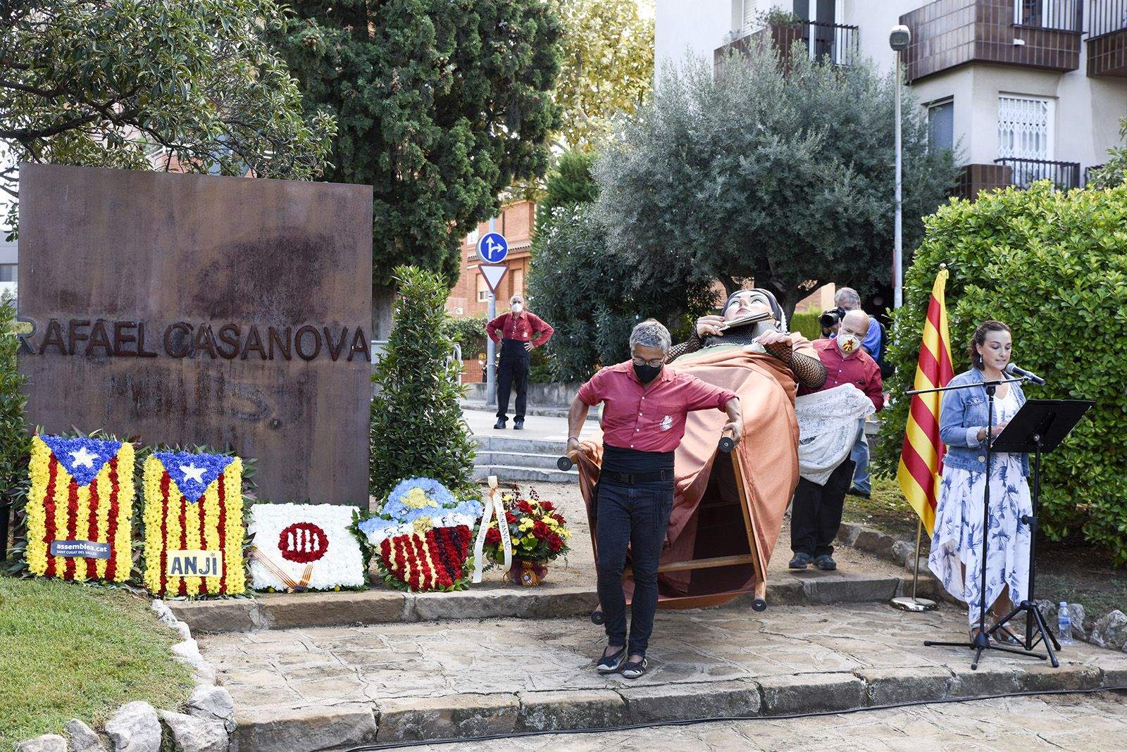 Ofrena floral dels Geganters de Sant Cugat al monument de Rafael Casanova. Foto: Bernat Millet.