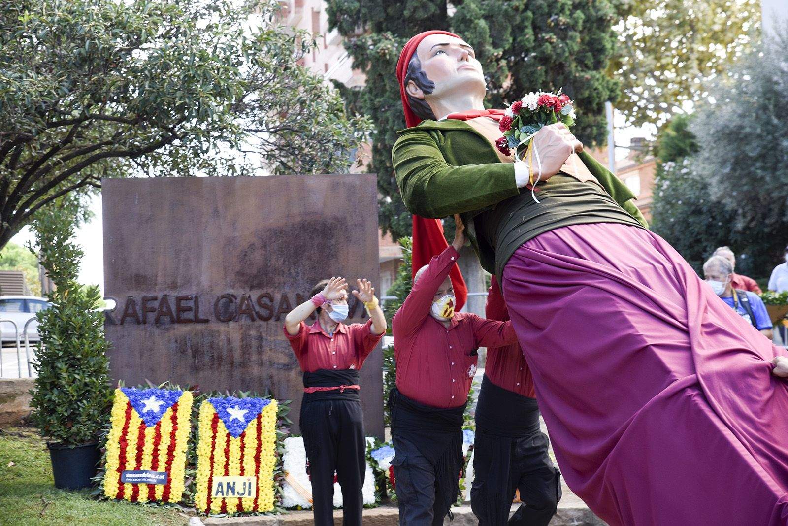 Ofrena floral dels Geganters de Sant Cugat al monument de Rafael Casanova. Foto: Bernat Millet.