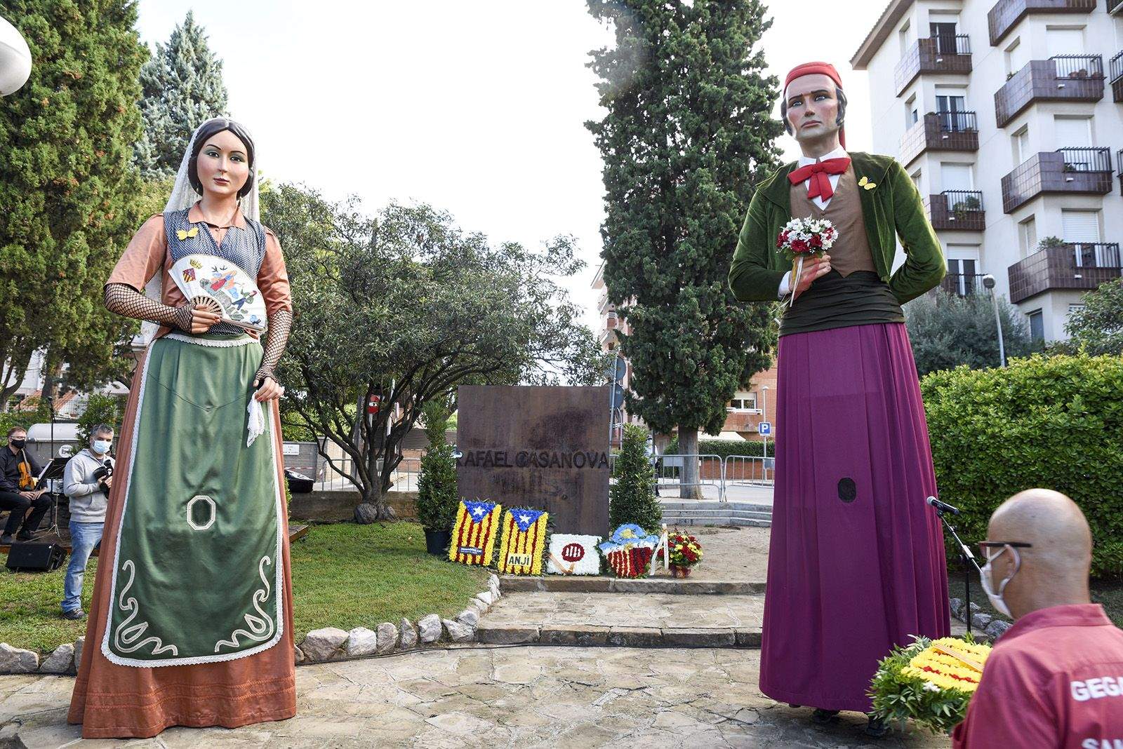 Ofrena floral dels Geganters de Sant Cugat al monument de Rafael Casanova. Foto: Bernat Millet.