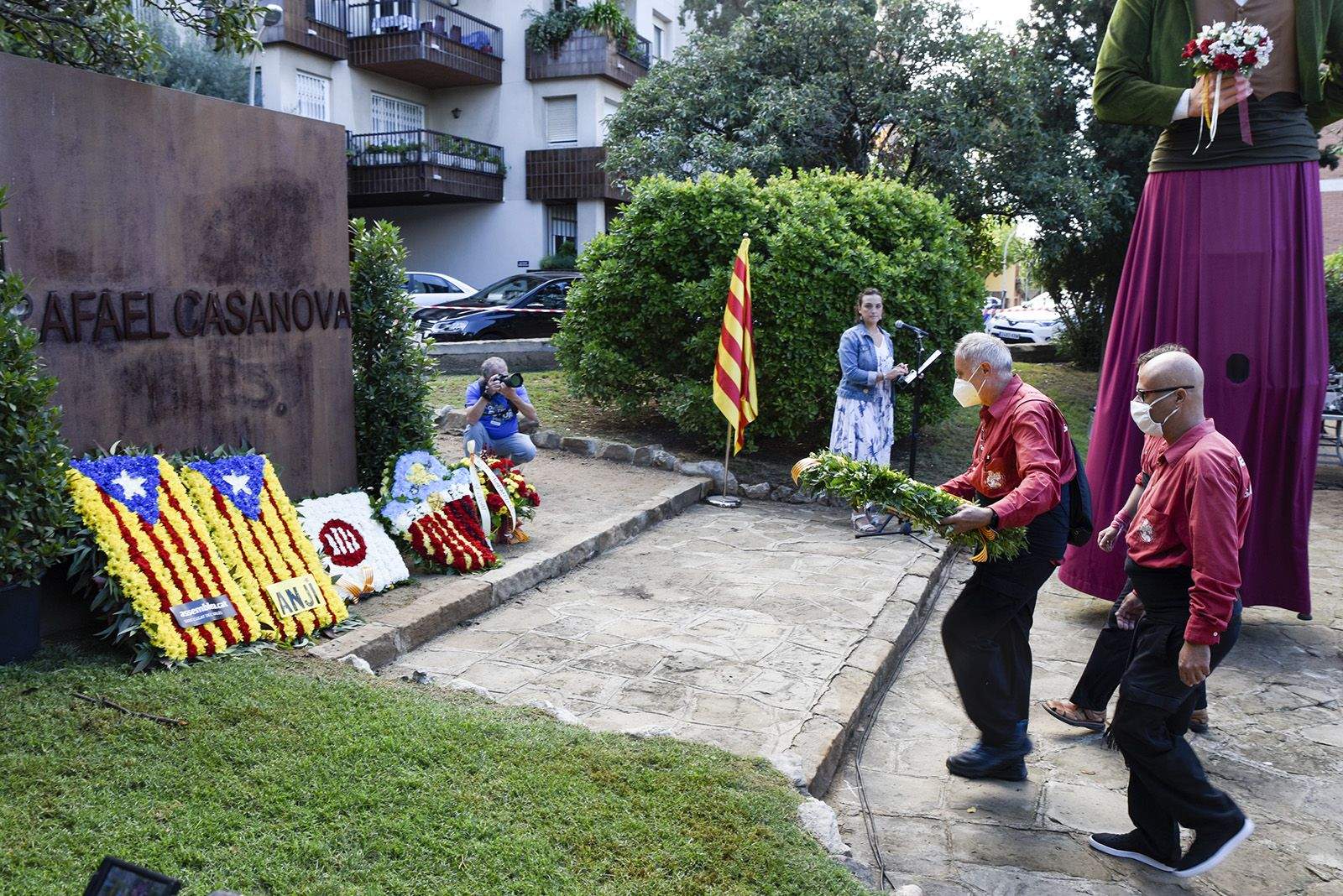 Ofrena floral dels Geganters de Sant Cugat al monument de Rafael Casanova. Foto: Bernat Millet.