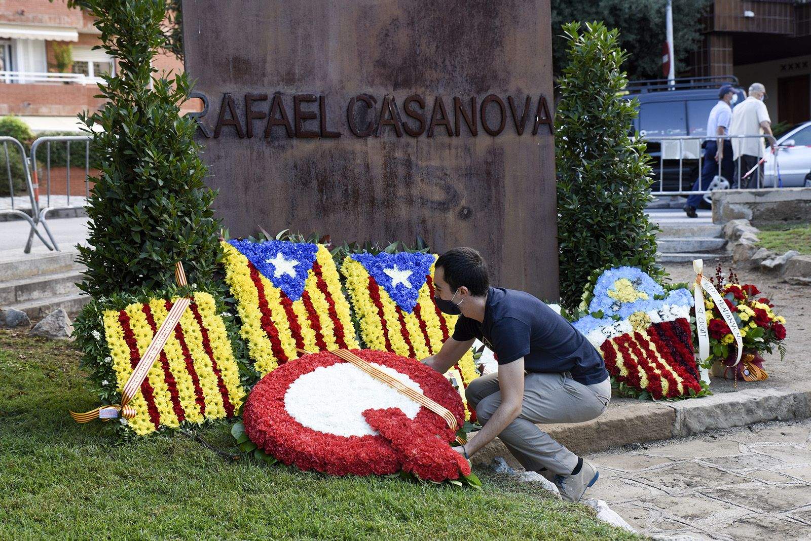 Ofrena floral de Qbasquet de Sant Cugat al monument de Rafael Casanova. Foto: Bernat Millet.