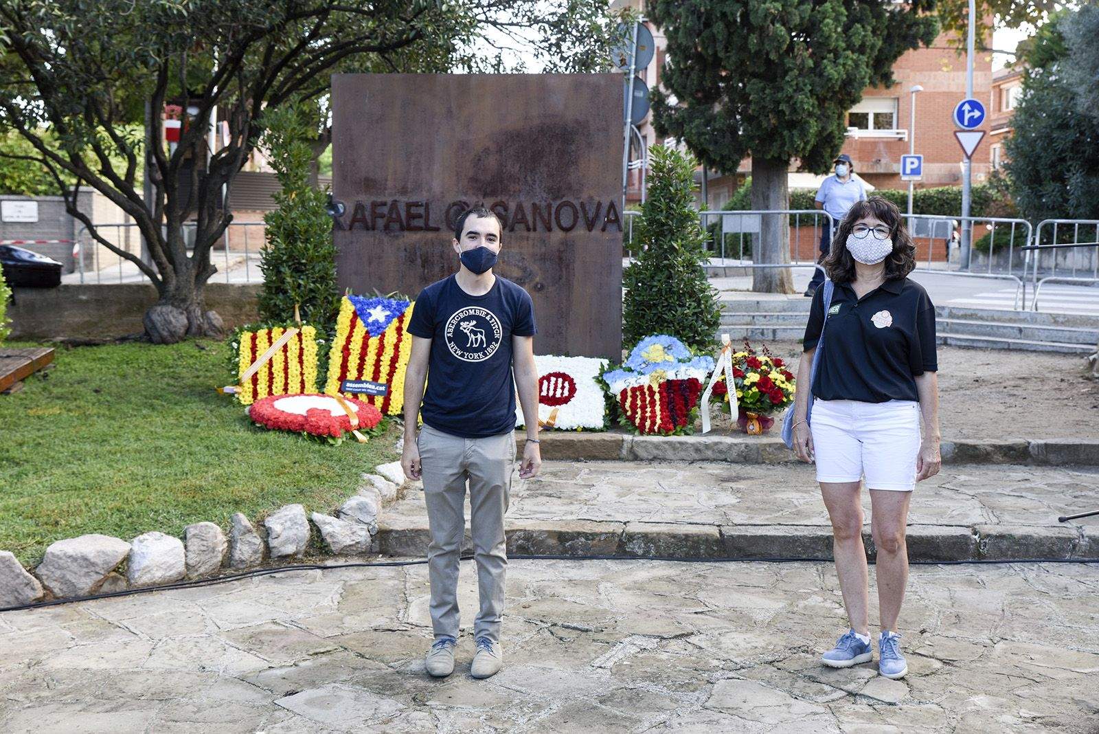 Ofrena floral de Qbasquet de Sant Cugat al monument de Rafael Casanova. Foto: Bernat Millet.