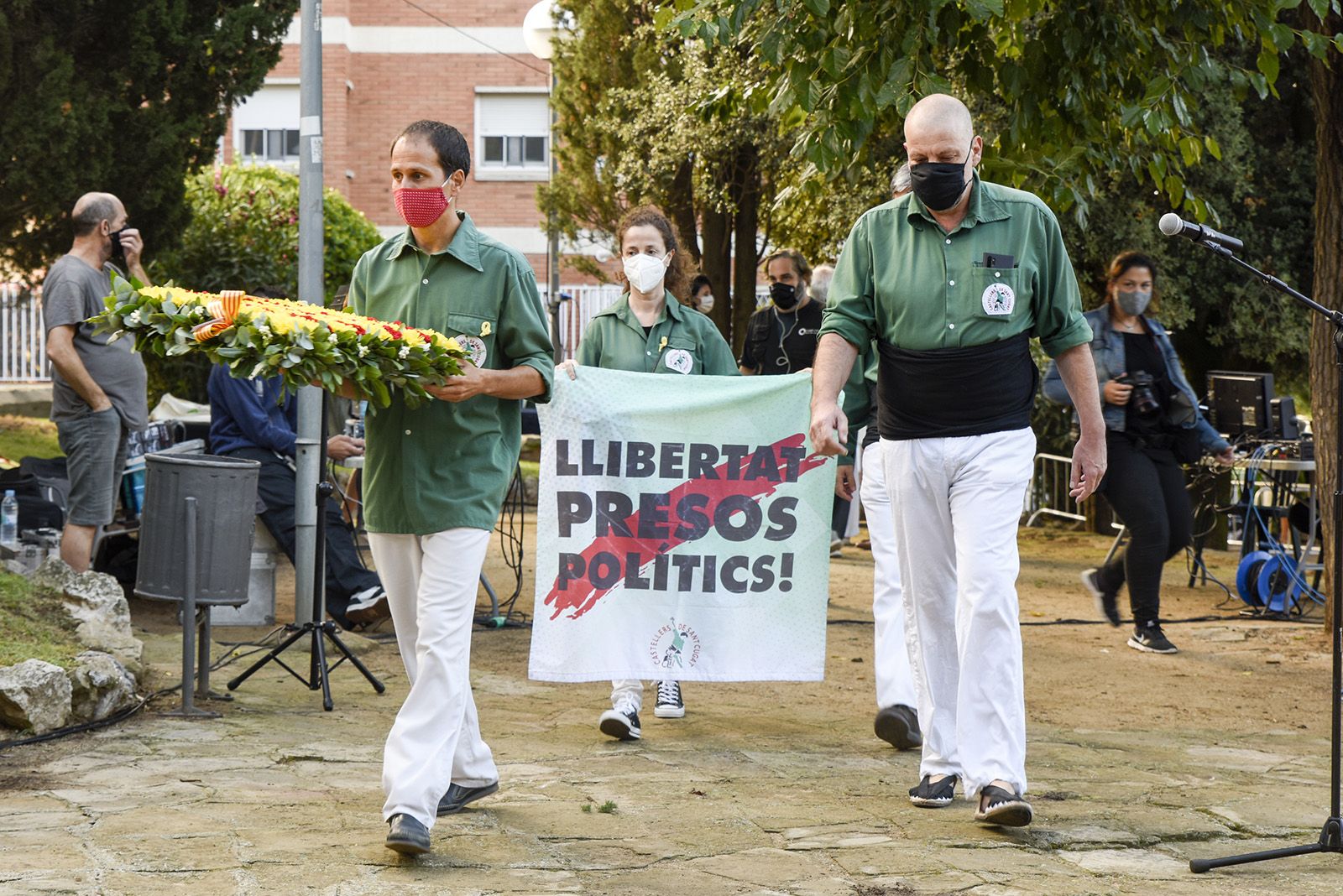 Ofrena floral dels Castellers de Sant Cugat al monument de Rafael Casanova. Foto: Bernat Millet.