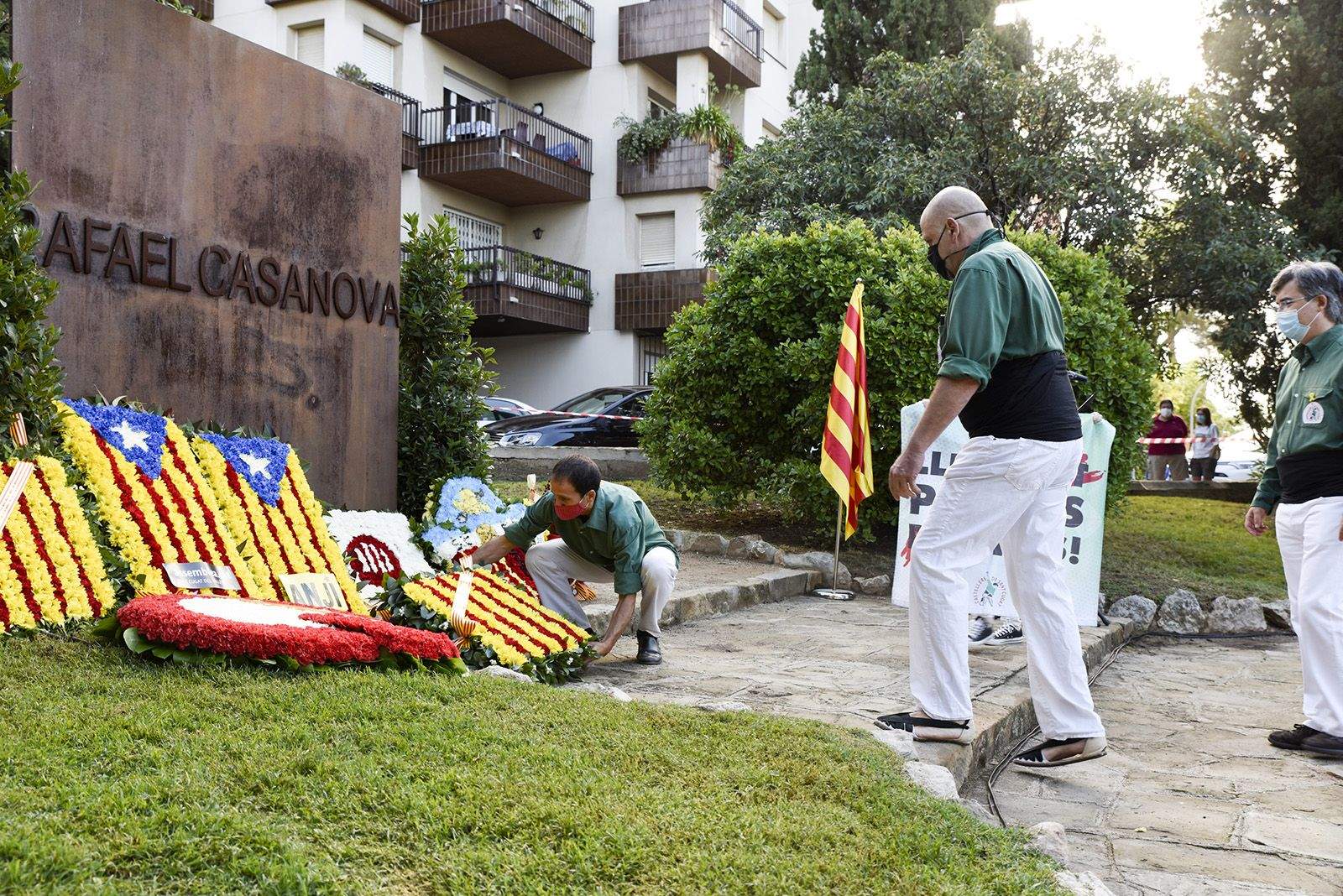 Ofrena floral dels Castellers de Sant Cugat al monument de Rafael Casanova. Foto: Bernat Millet.