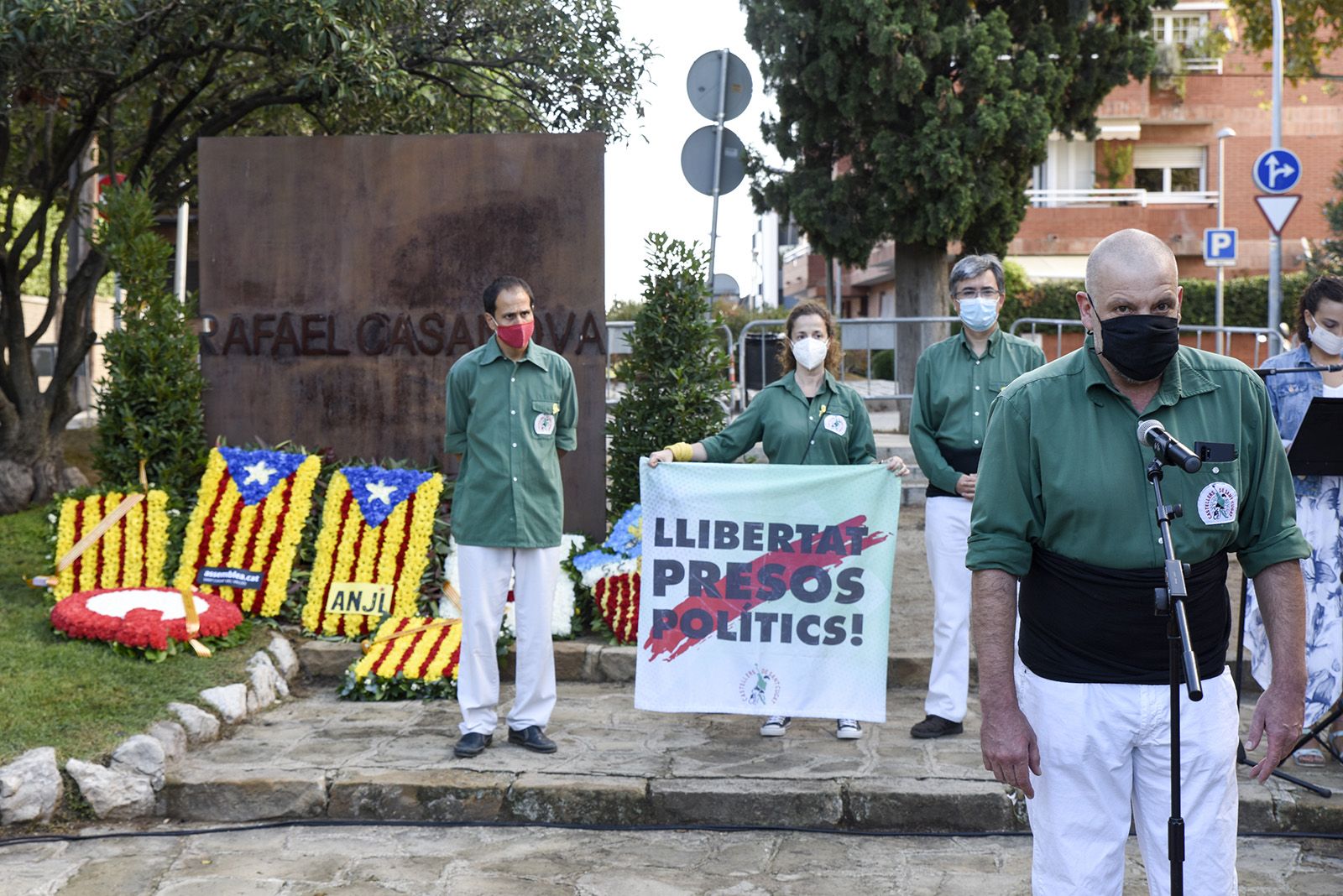 Ofrena floral dels Castellers de Sant Cugat al monument de Rafael Casanova. Foto: Bernat Millet.