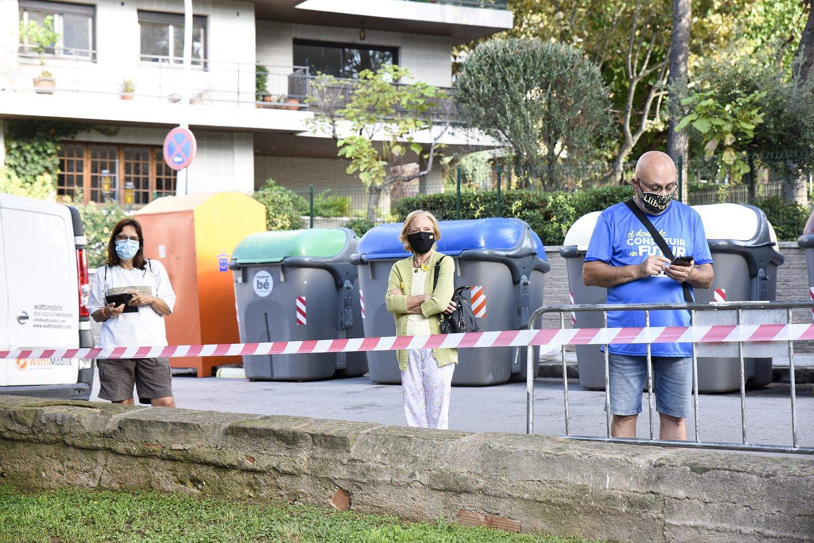 Espectadors fora del recinte gaudint de l'acte. Foto: Bernat Millet.
