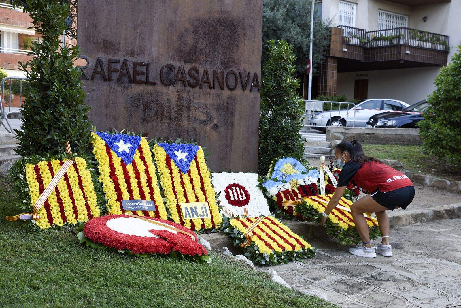 Ofrena floral al monument de Rafael Casanova. FOTO: Bernat Millet