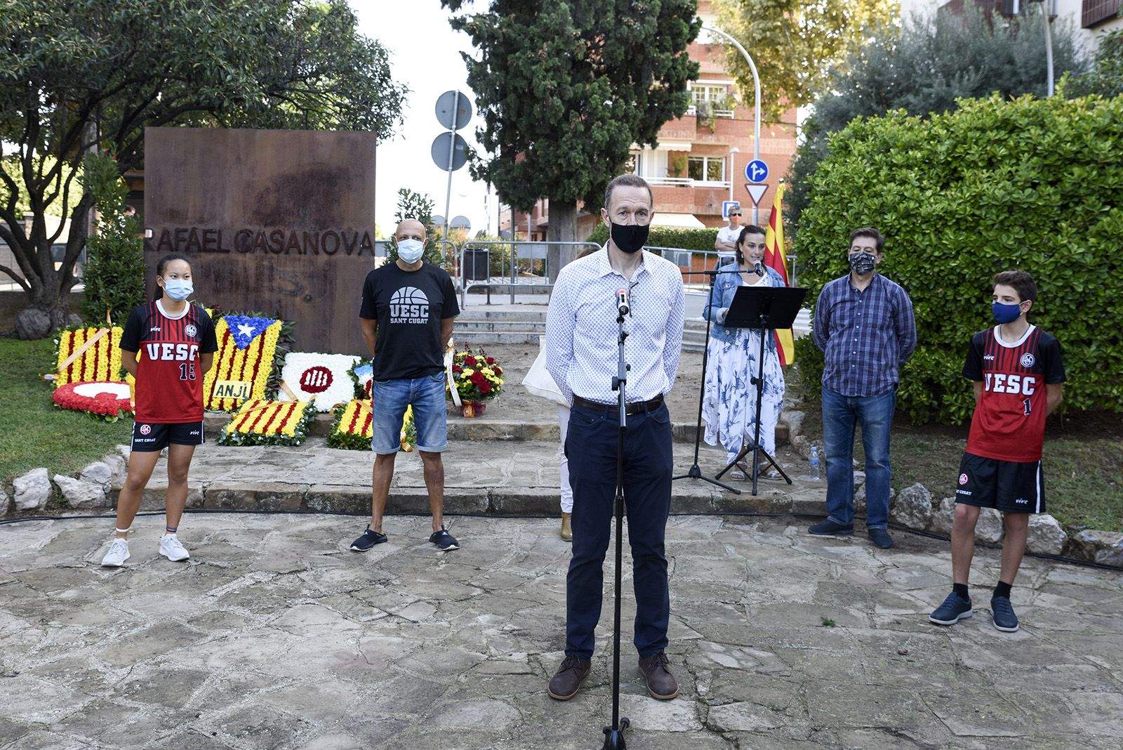 Ofrena floral de la Unió Esportiva Sant Cugat al monument de Rafael Casanova. Foto: Bernat Millet.