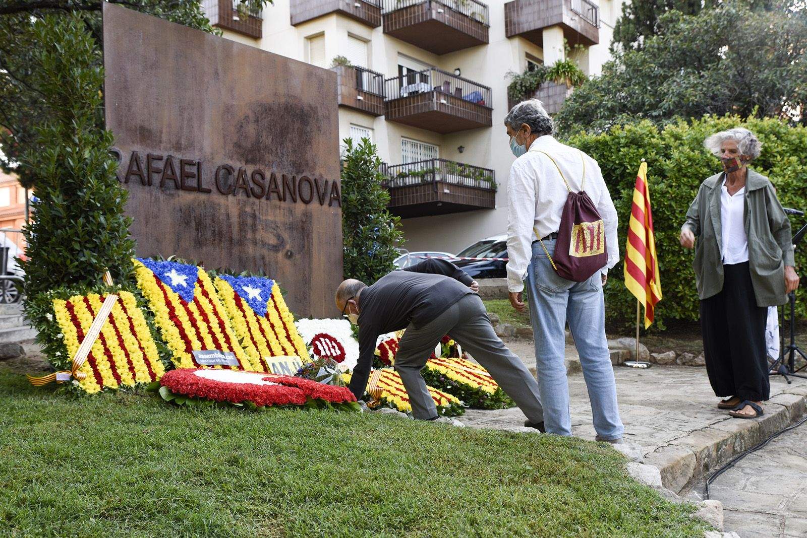 Ofrena floral del Ateneu al monument de Rafael Casanova. Foto: Bernat Millet.