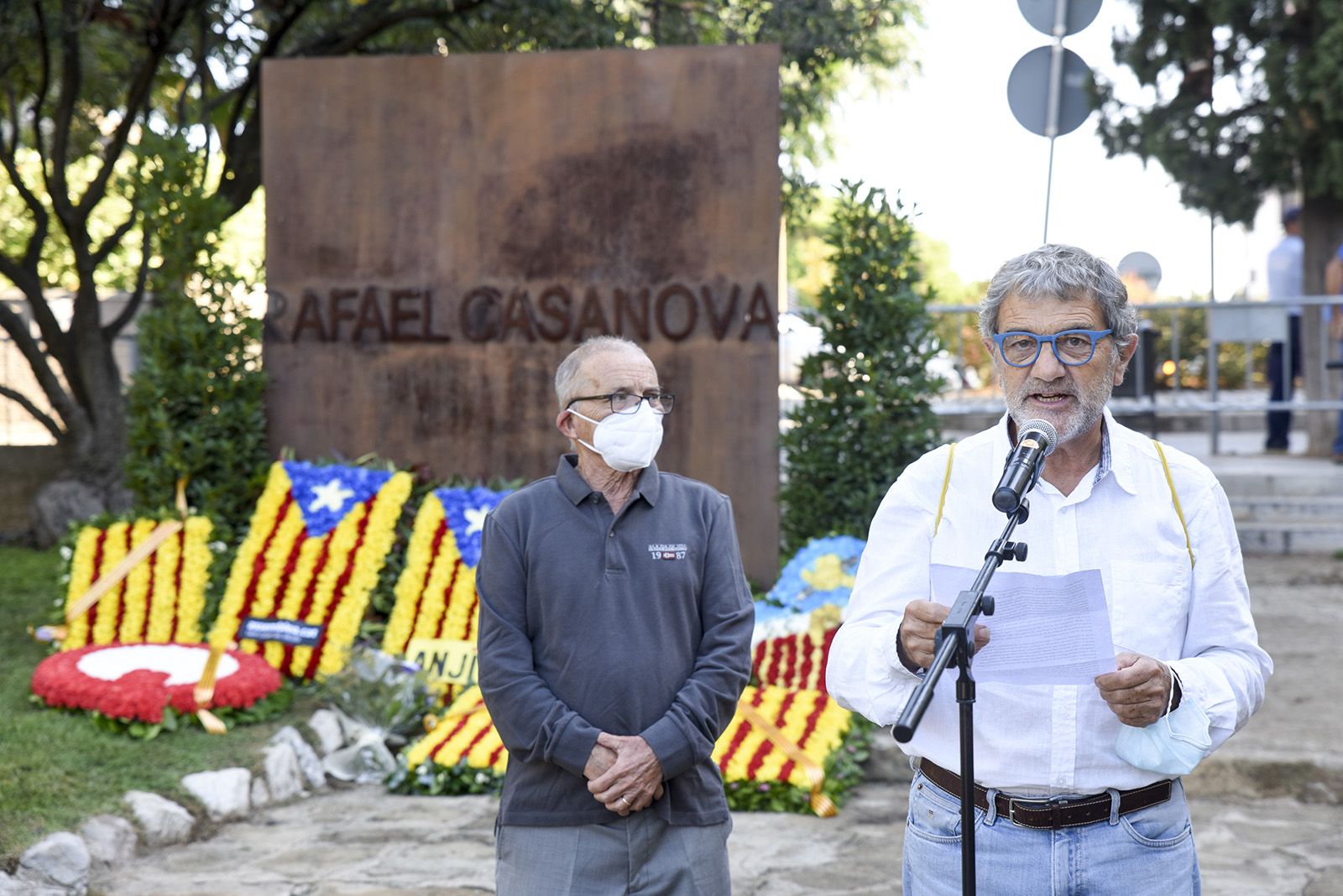 Ofrena floral del Ateneu al monument de Rafael Casanova. Foto: Bernat Millet.