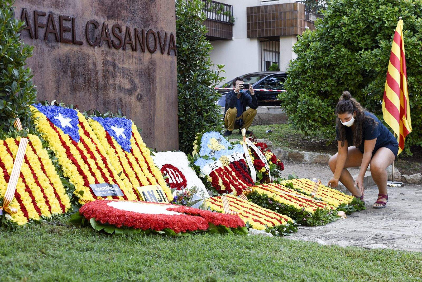 Ofrena floral del Club Rugby Sant Cugat al monument de Rafael Casanova. Foto: Bernat Millet.