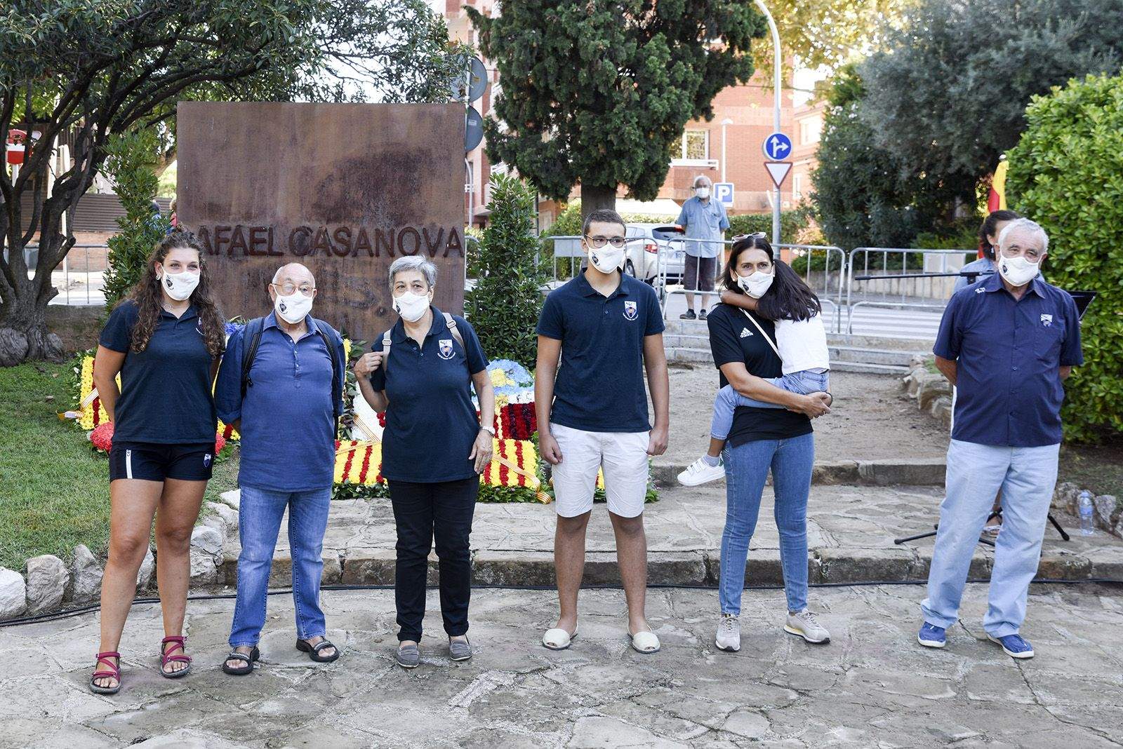 Ofrena floral del Club Rugby Sant Cugat al monument de Rafael Casanova. Foto: Bernat Millet.