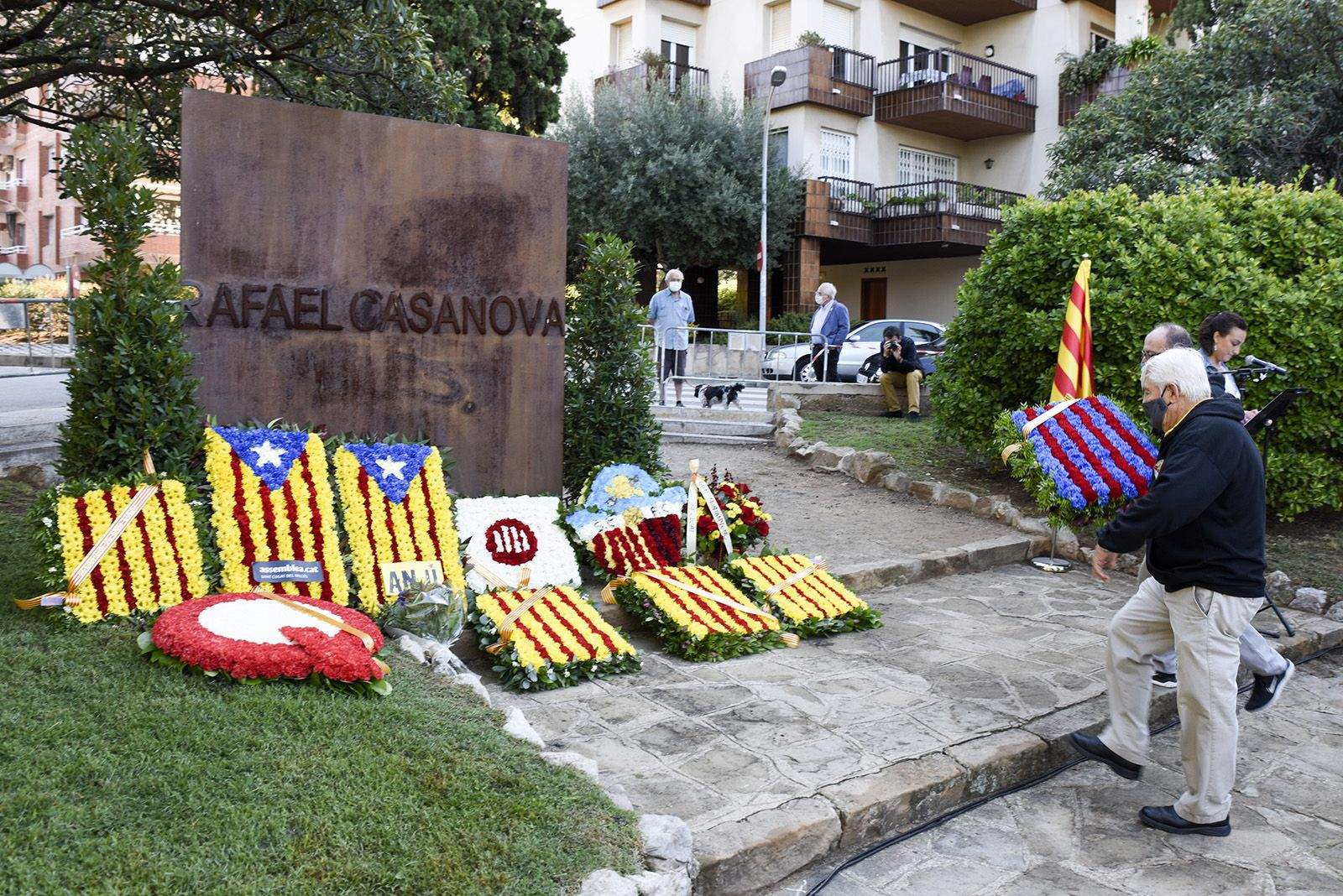 Ofrena floral de la Penya Blaugrana Sant Cugat al monument de Rafael Casanova. Foto: Bernat Millet.