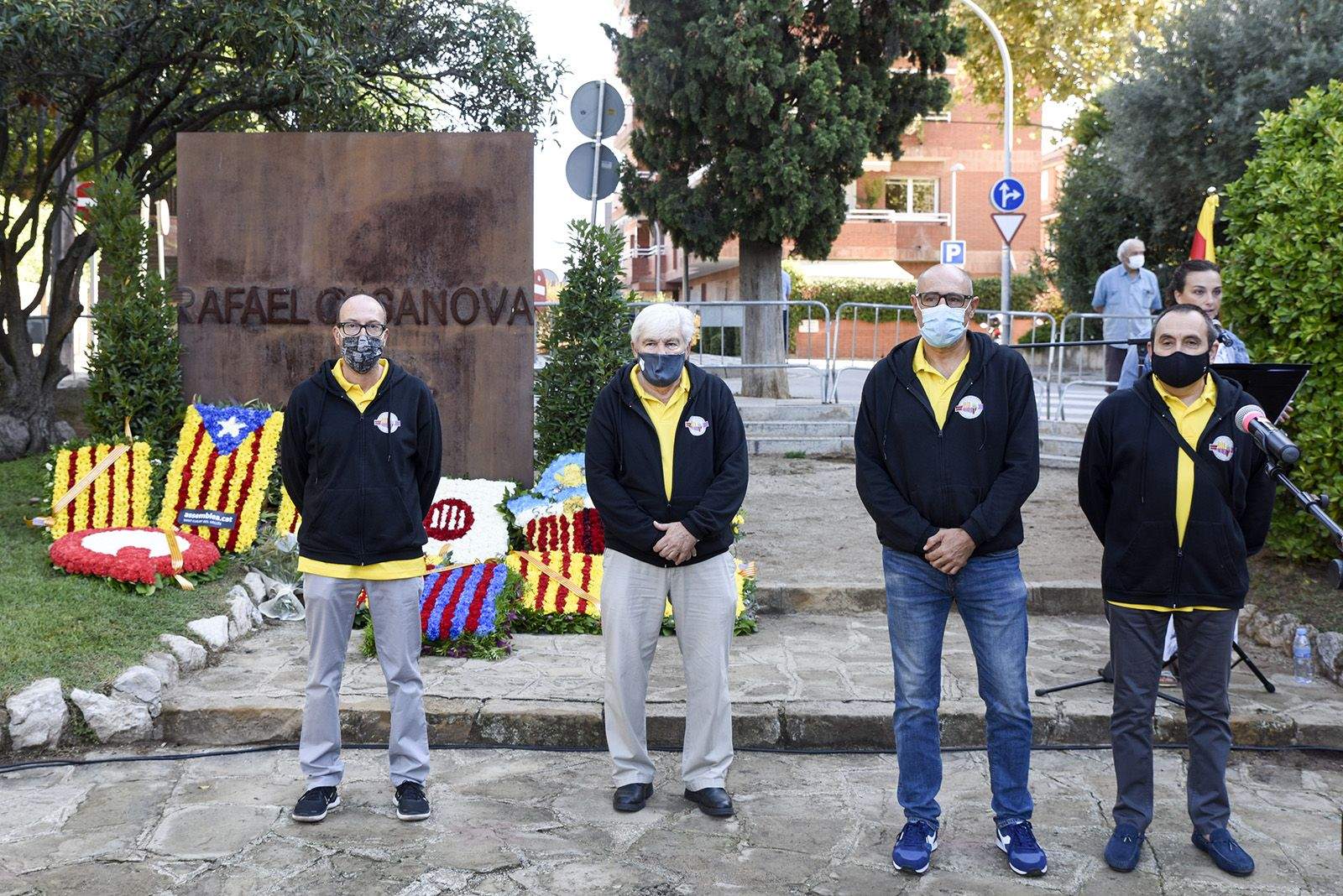 Ofrena floral de la Penya Blaugrana Sant Cugat al monument de Rafael Casanova. Foto: Bernat Millet.