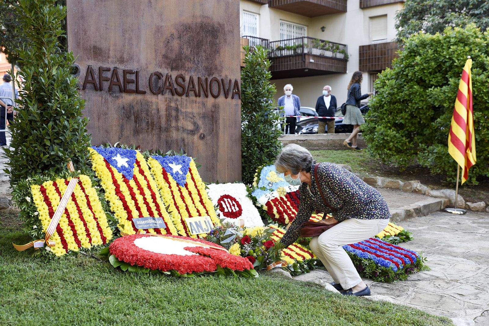 Ofrena floral de Sant Cugat en Comú al monument de Rafael Casanova. Foto: Bernat Millet.
