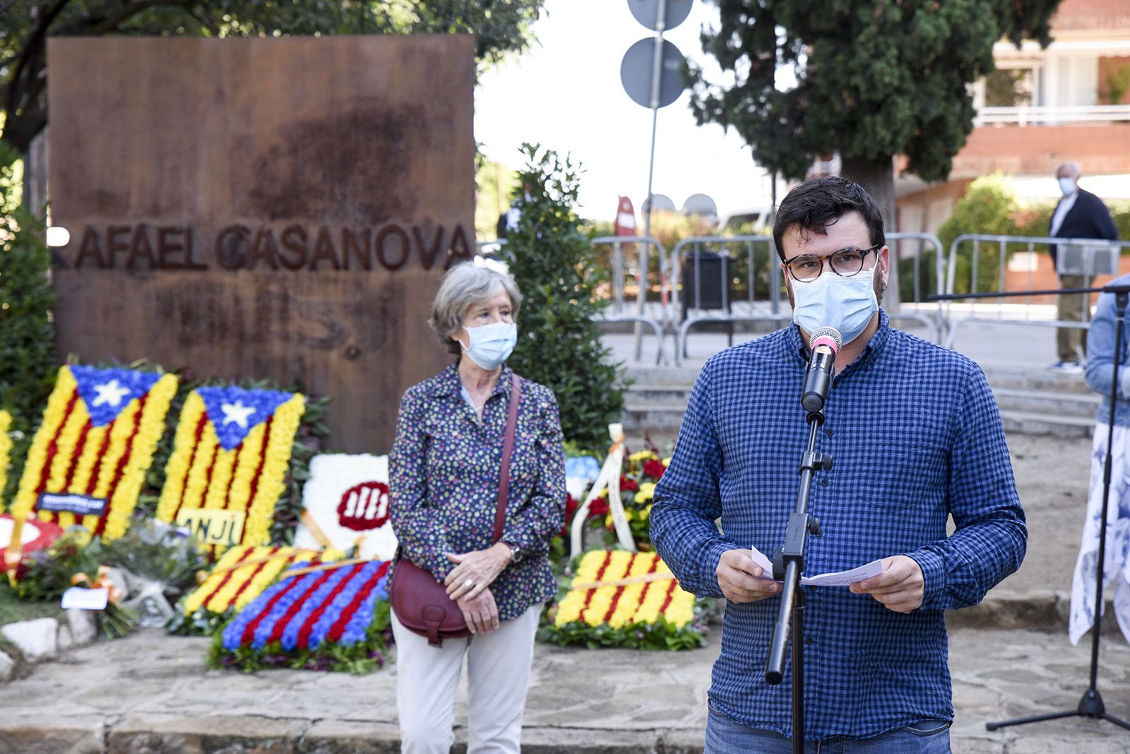 Ofrena floral de Sant Cugat en Comú al monument de Rafael Casanova. Foto: Bernat Millet.