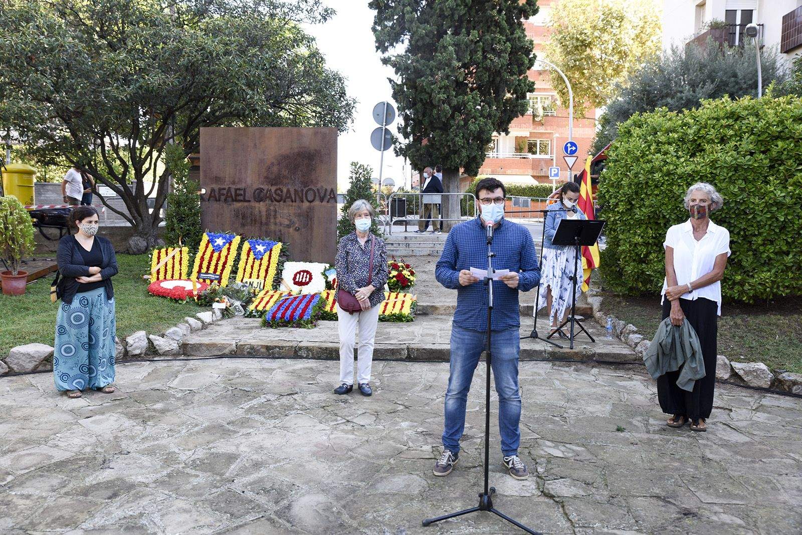 Ofrena floral de Sant Cugat en Comú al monument de Rafael Casanova. Foto: Bernat Millet.