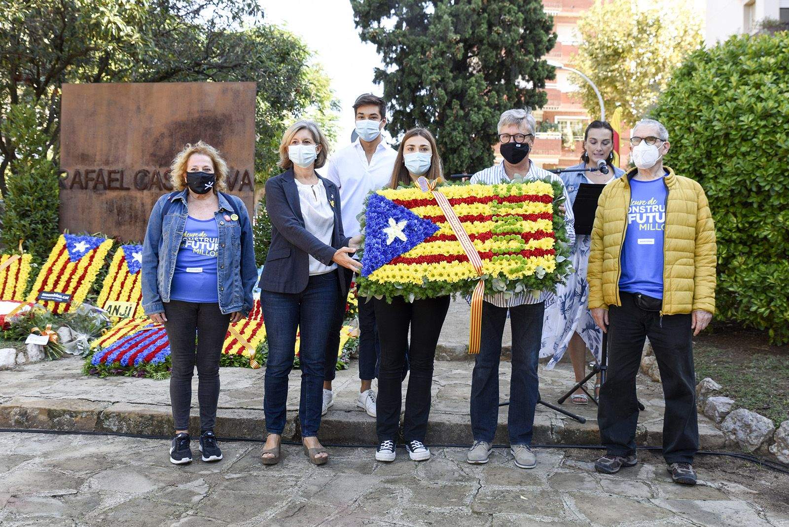 Ofrena floral de Junts x Sant Cugat al monument de Rafael Casanova. Foto: Bernat Millet.