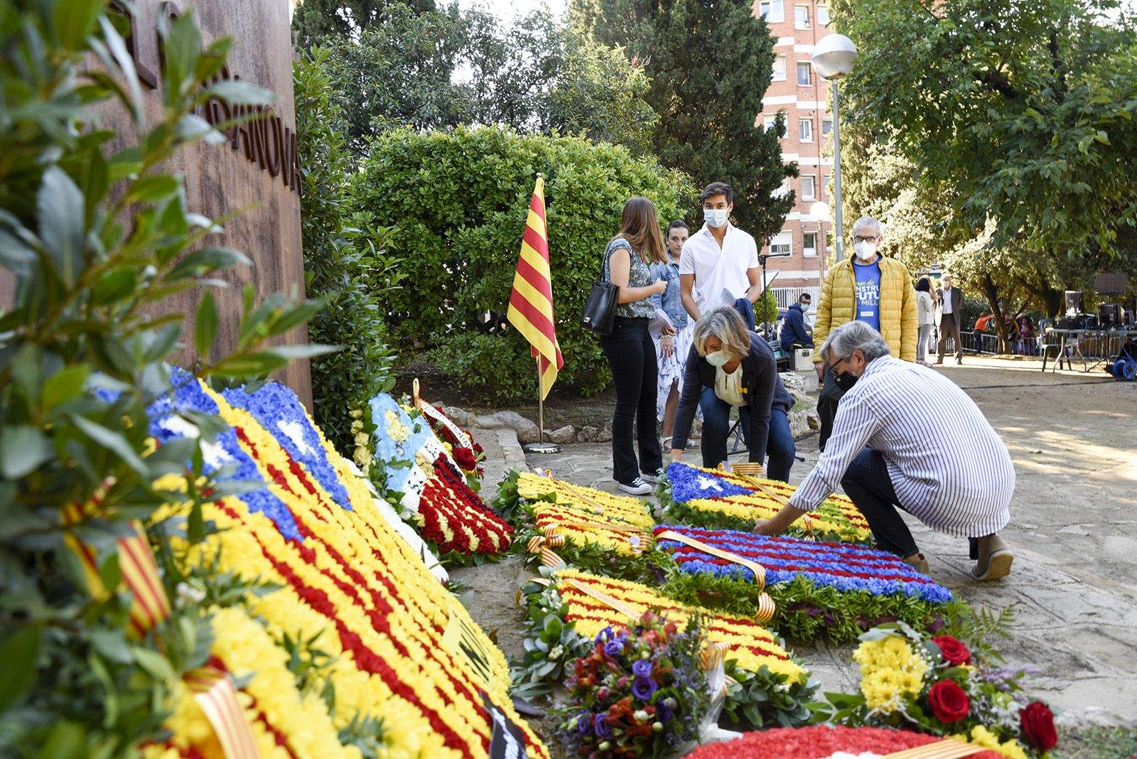 Ofrena floral de Junts x Sant Cugat al monument de Rafael Casanova. Foto: Bernat Millet.