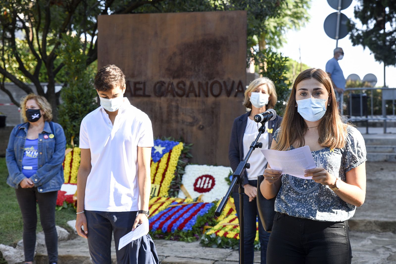 Ofrena floral de Junts x Sant Cugat al monument de Rafael Casanova. Foto: Bernat Millet.
