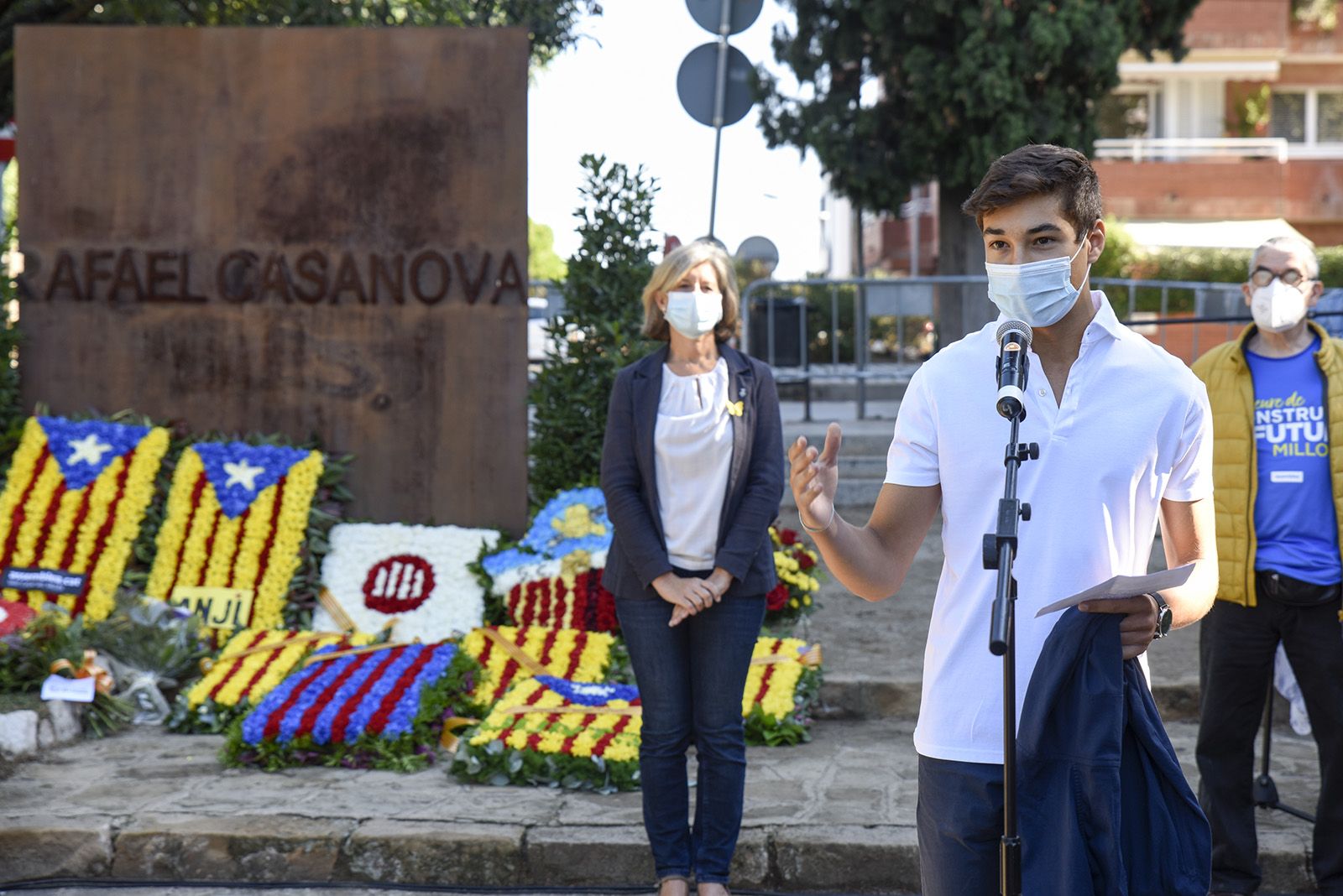 Ofrena floral de Junts x Sant Cugat al monument de Rafael Casanova. Foto: Bernat Millet.