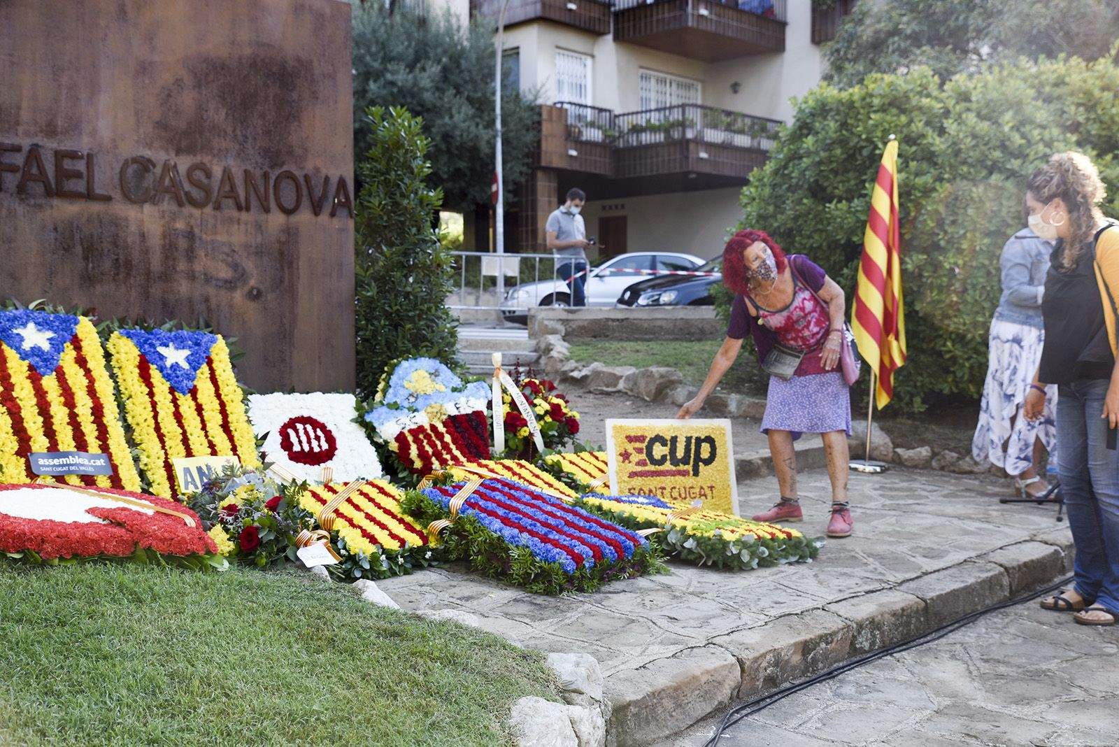 Ofrena floral de la Cup al monument de Rafael Casanova. Foto: Bernat Millet.