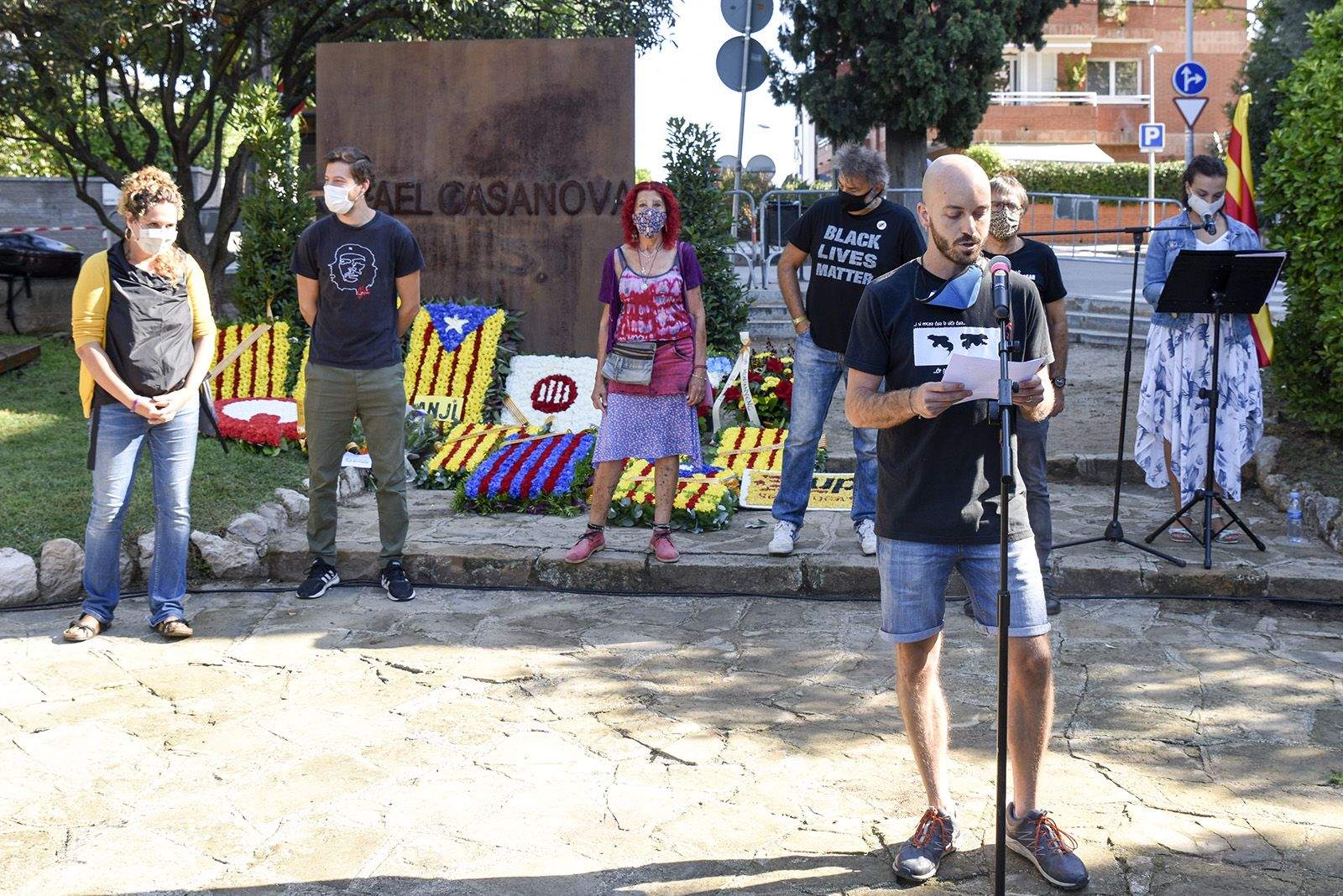 Ofrena floral de la Cup al monument de Rafael Casanova. Foto: Bernat Millet.