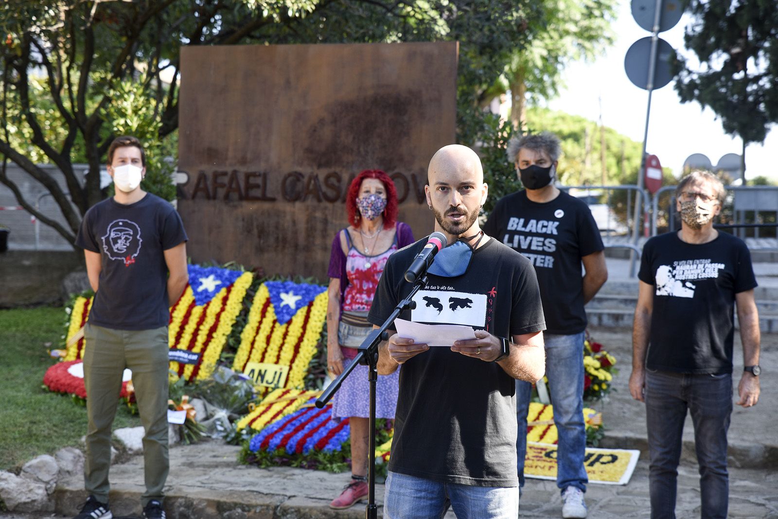 Ofrena floral de la Cup al monument de Rafael Casanova. Foto: Bernat Millet.