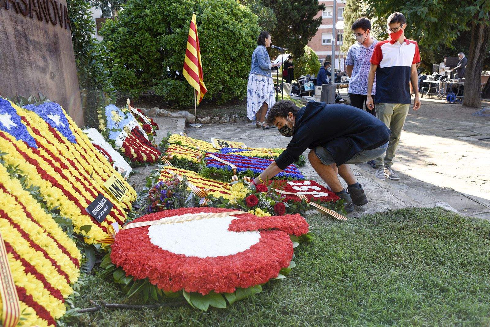 Ofrena floral de les Joventuts Socialistes al monument de Rafael Casanova. Foto: Bernat Millet.