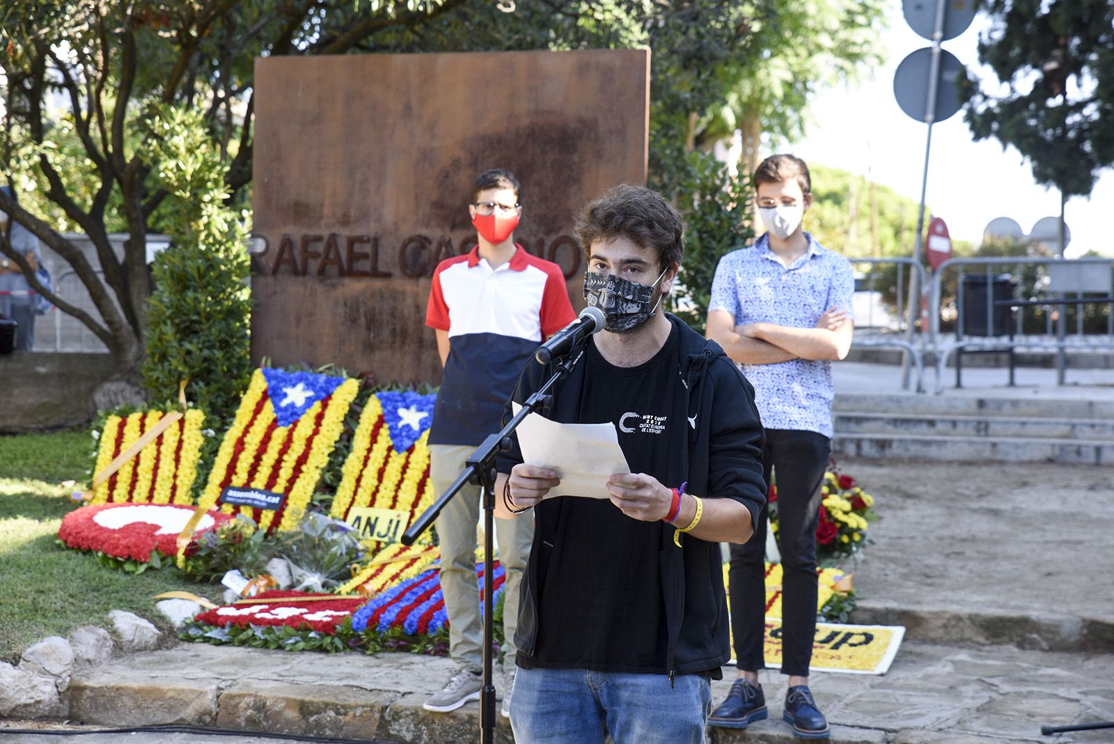 Ofrena floral de les Joventuts Socialistes al monument de Rafael Casanova. Foto: Bernat Millet.