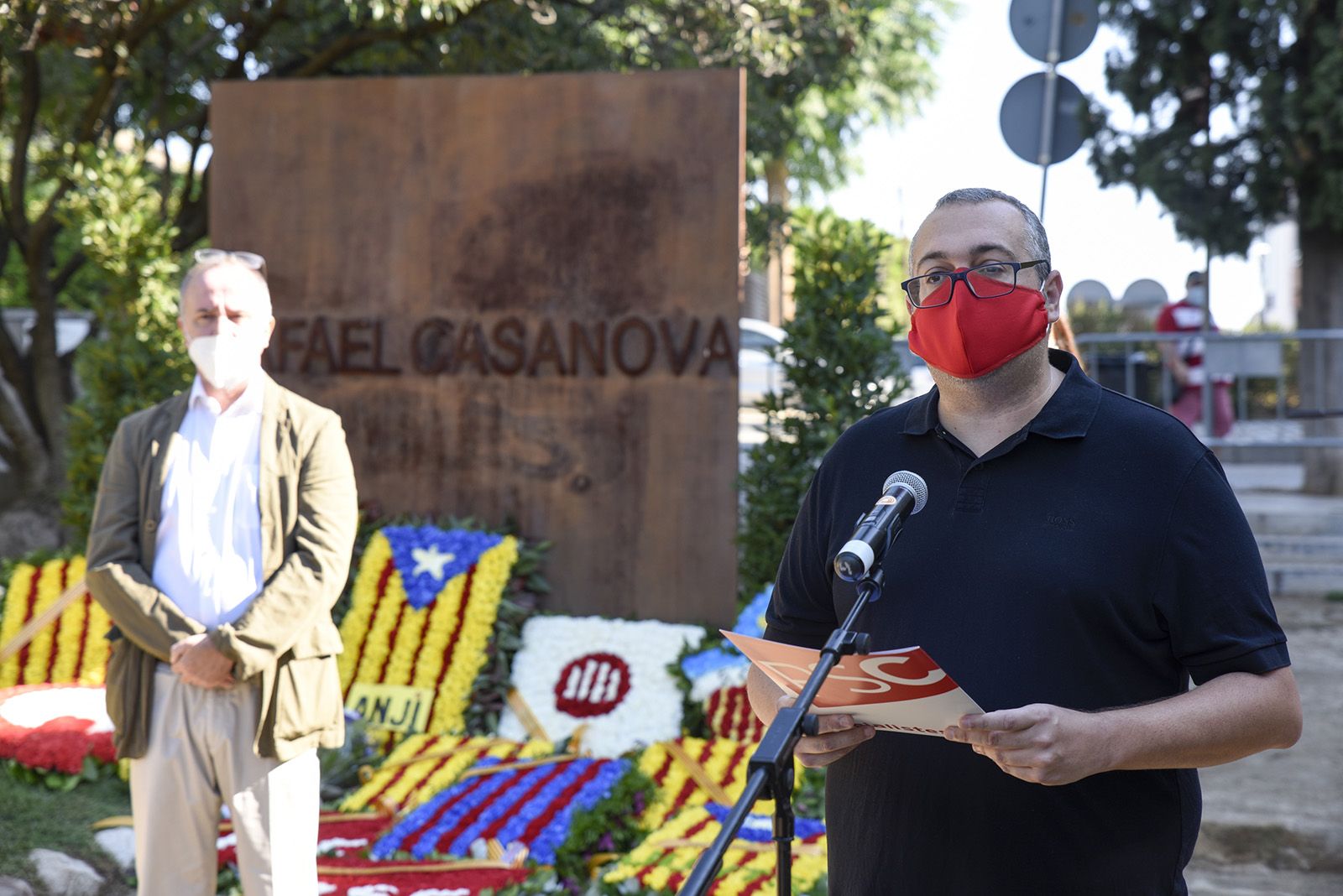 Ofrena floral del PSC al monument de Rafael Casanova. Foto: Bernat Millet.