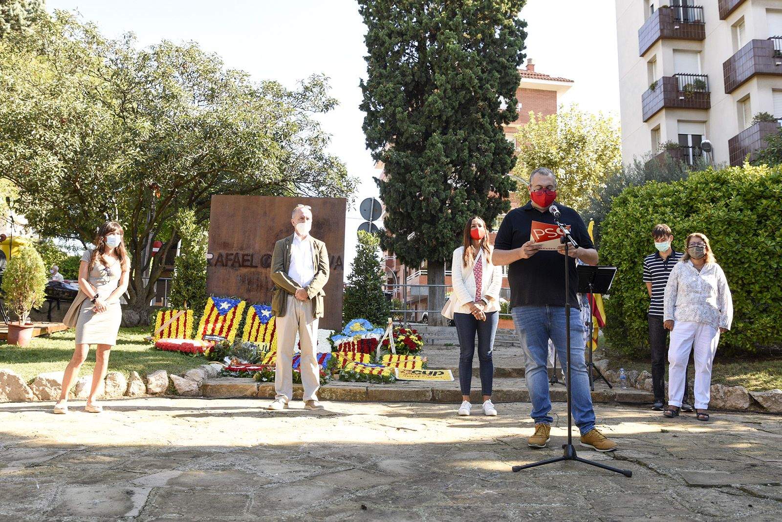 Ofrena floral del PSC al monument de Rafael Casanova. Foto: Bernat Millet.