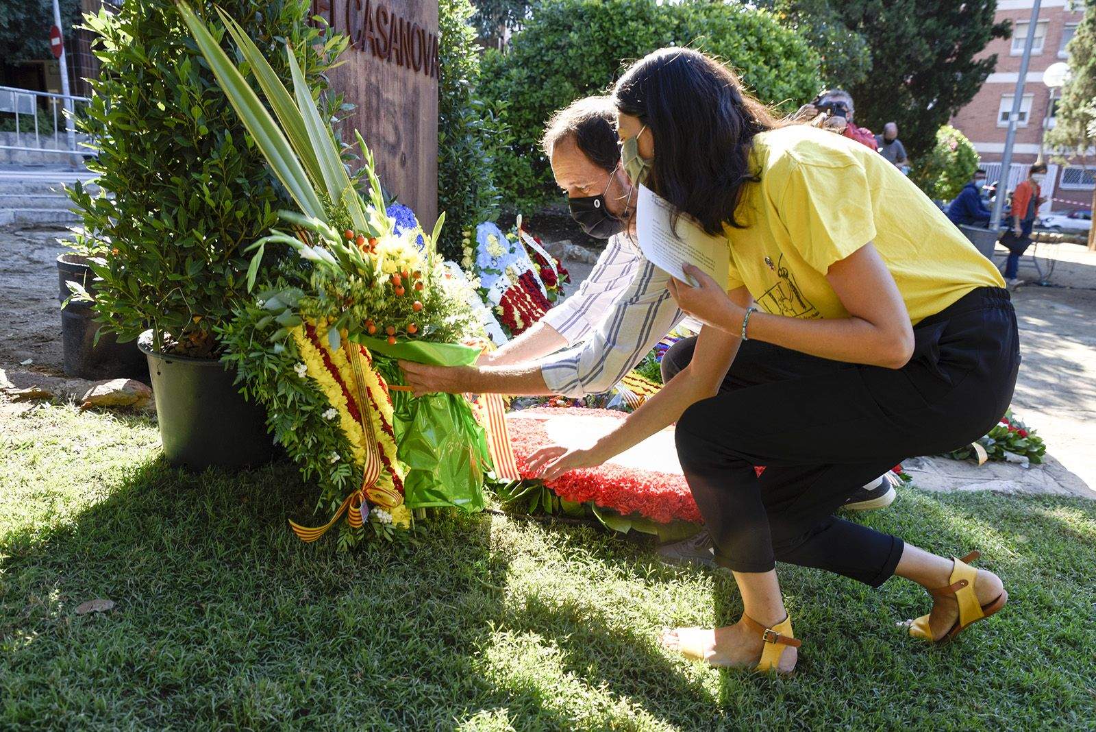 Ofrena floral d'ERC-MES i Joventuts d'Esquerra al monument de Rafael Casanova. Foto: Bernat Millet.
