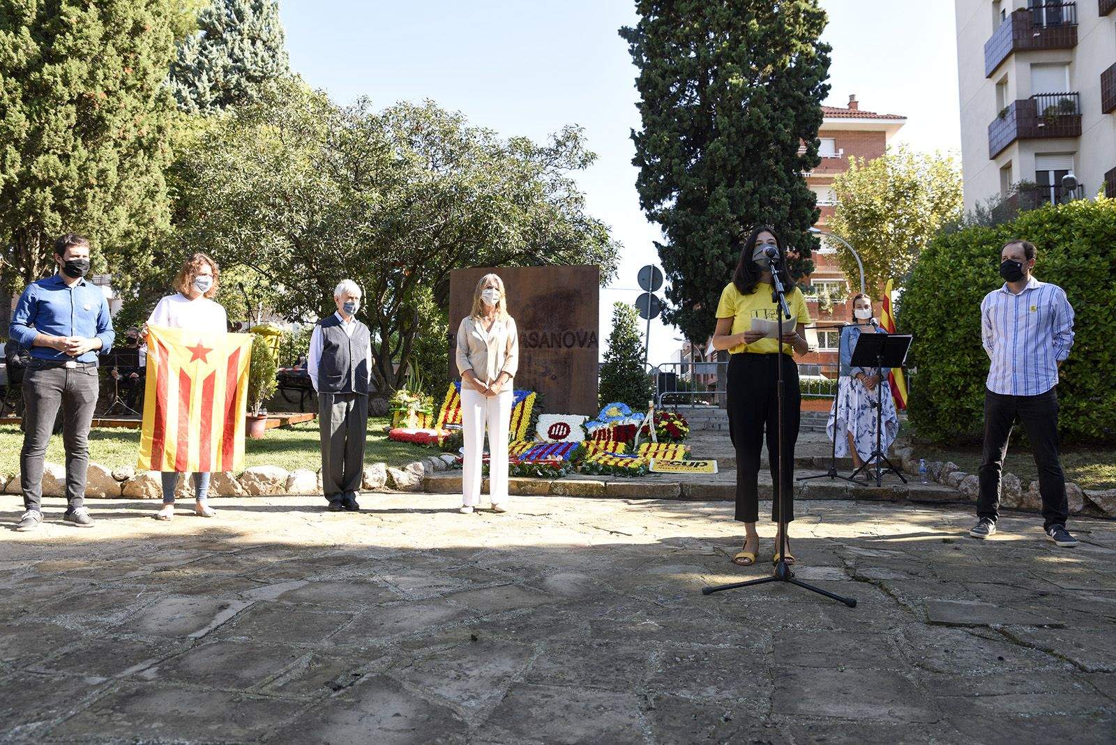 Ofrena floral d'ERC-MES i Joventuts d'Esquerra al monument de Rafael Casanova. Foto: Bernat Millet.