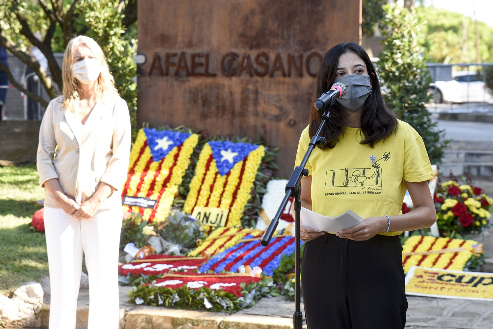 Ofrena floral d'ERC-MES i Joventuts d'Esquerra al monument de Rafael Casanova. Foto: Bernat Millet.