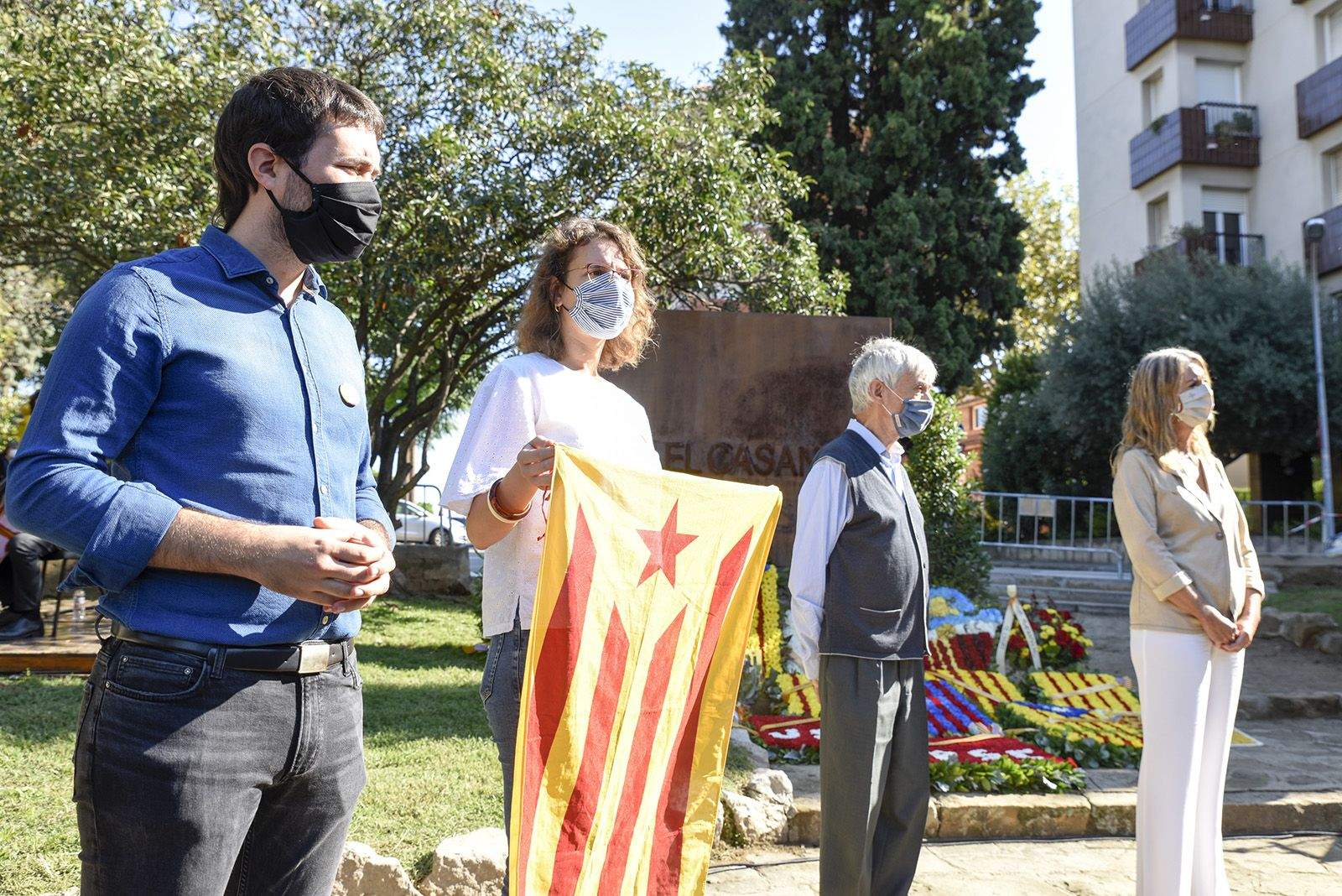 Ofrena floral d'ERC-MES i Joventuts d'Esquerra al monument de Rafael Casanova. Foto: Bernat Millet.