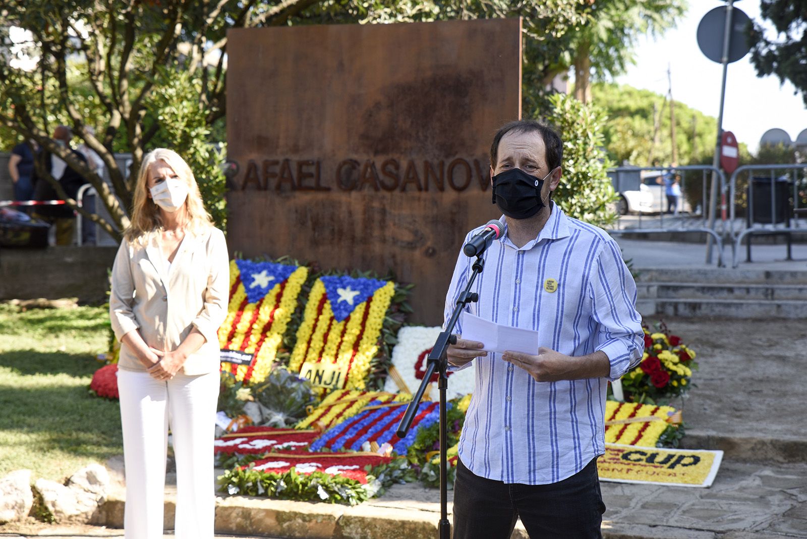 Ofrena floral d'ERC-MES i Joventuts d'Esquerra al monument de Rafael Casanova. Foto: Bernat Millet.