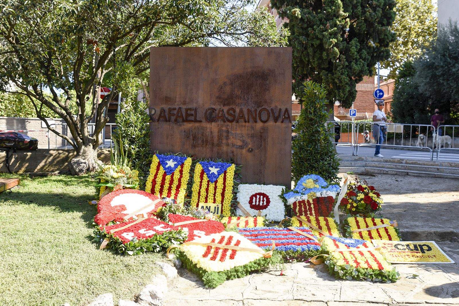 Les ofrenes florals al monument de Rafael Casanova. Foto: Bernat Millet.