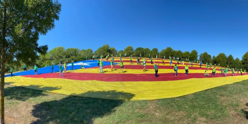 Voluntaris de l'ANC han desplegat una estelada al Turó de Can Mates. FOTO: Cedida