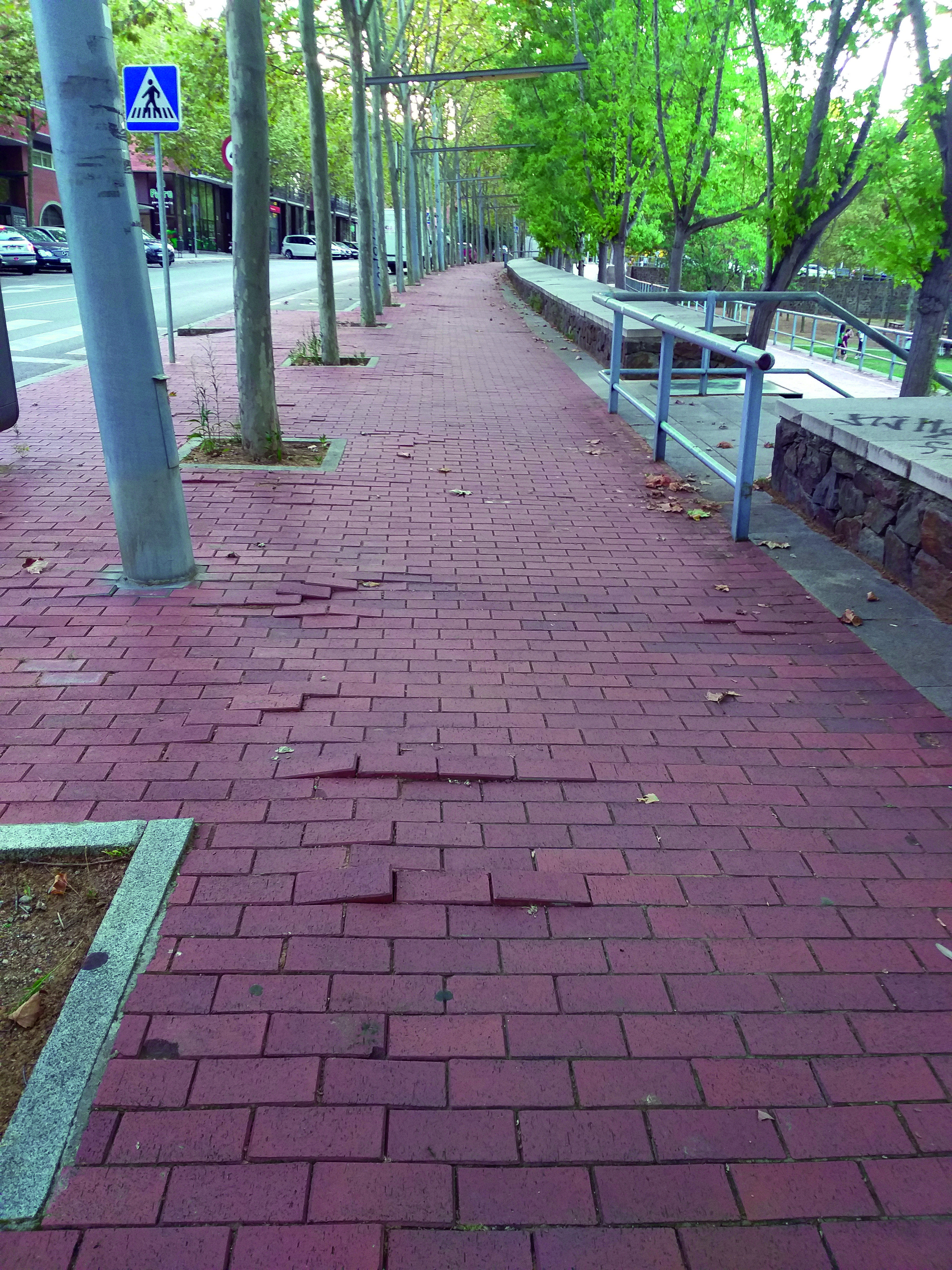 Lamentable l’estat de les voreres del carrer Manel Farrés. FOTO: Cedida