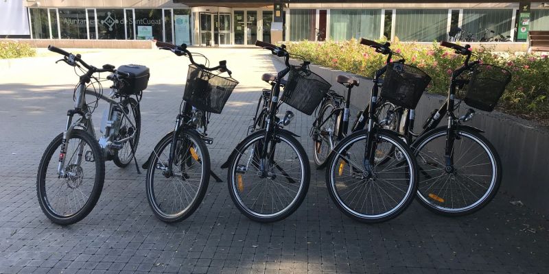 Les 5 noves bicicletes elèctriques adquirides per l'Ajuntament. FOTO: Nielo Ballart