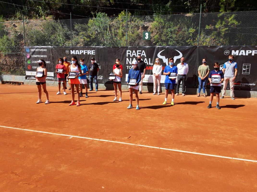 Els 8 finalistes del Rafa Nadal Tour by Mapfre, durant l'entrega de guardons. FOTO: Twitter EMD Valldoreix