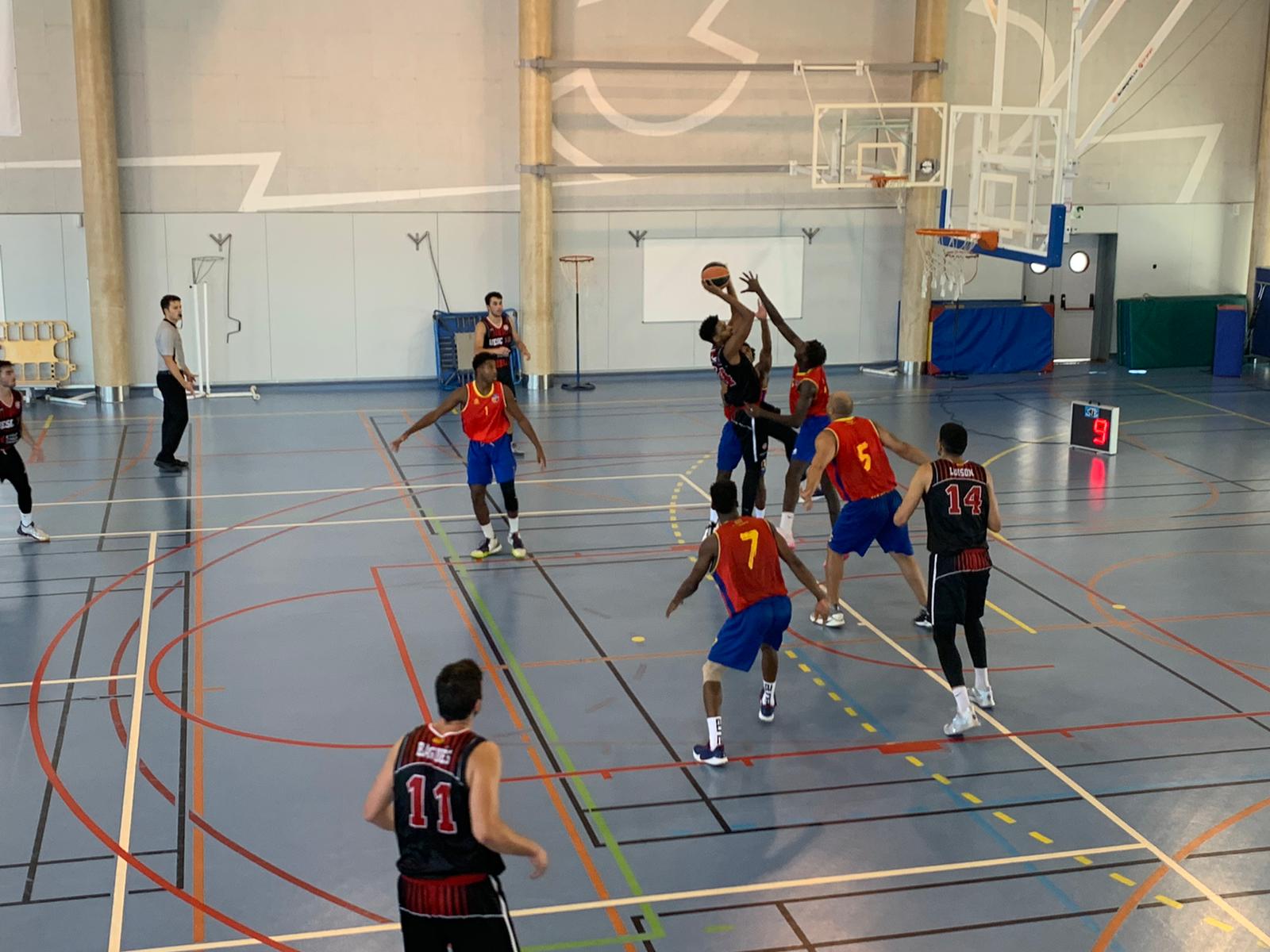 Alexander Ndoye, a punt d'anotar una cistella davant del FC Martinenc Bàsquet. FOTO: Nielo Ballart